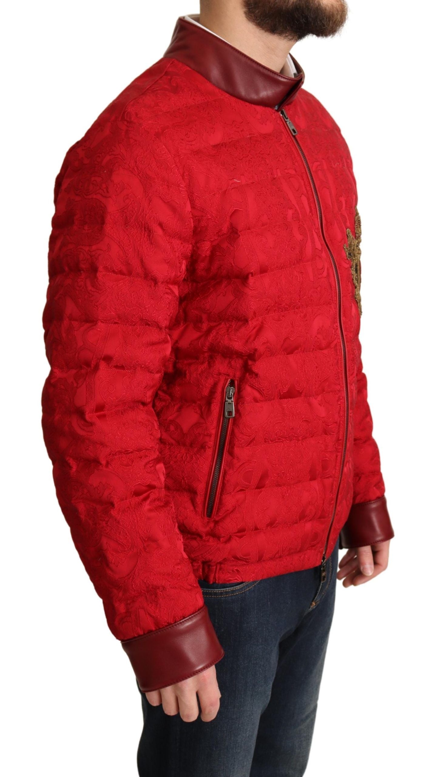 Dolce & Gabbana – Bomberjacke aus rotem Brokat mit goldenem Kronenlogo
