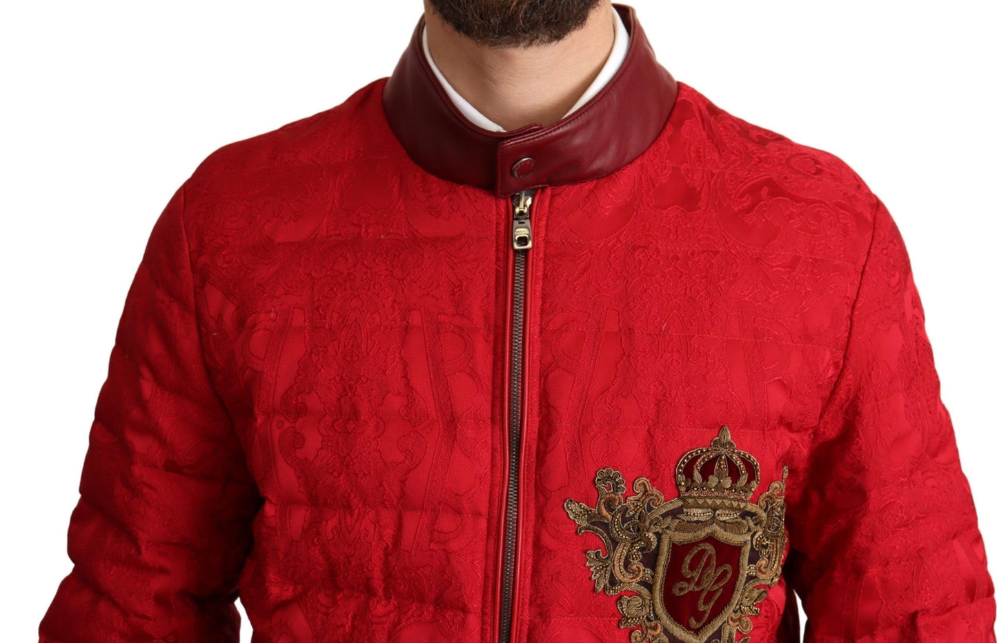 Dolce & Gabbana – Bomberjacke aus rotem Brokat mit goldenem Kronenlogo