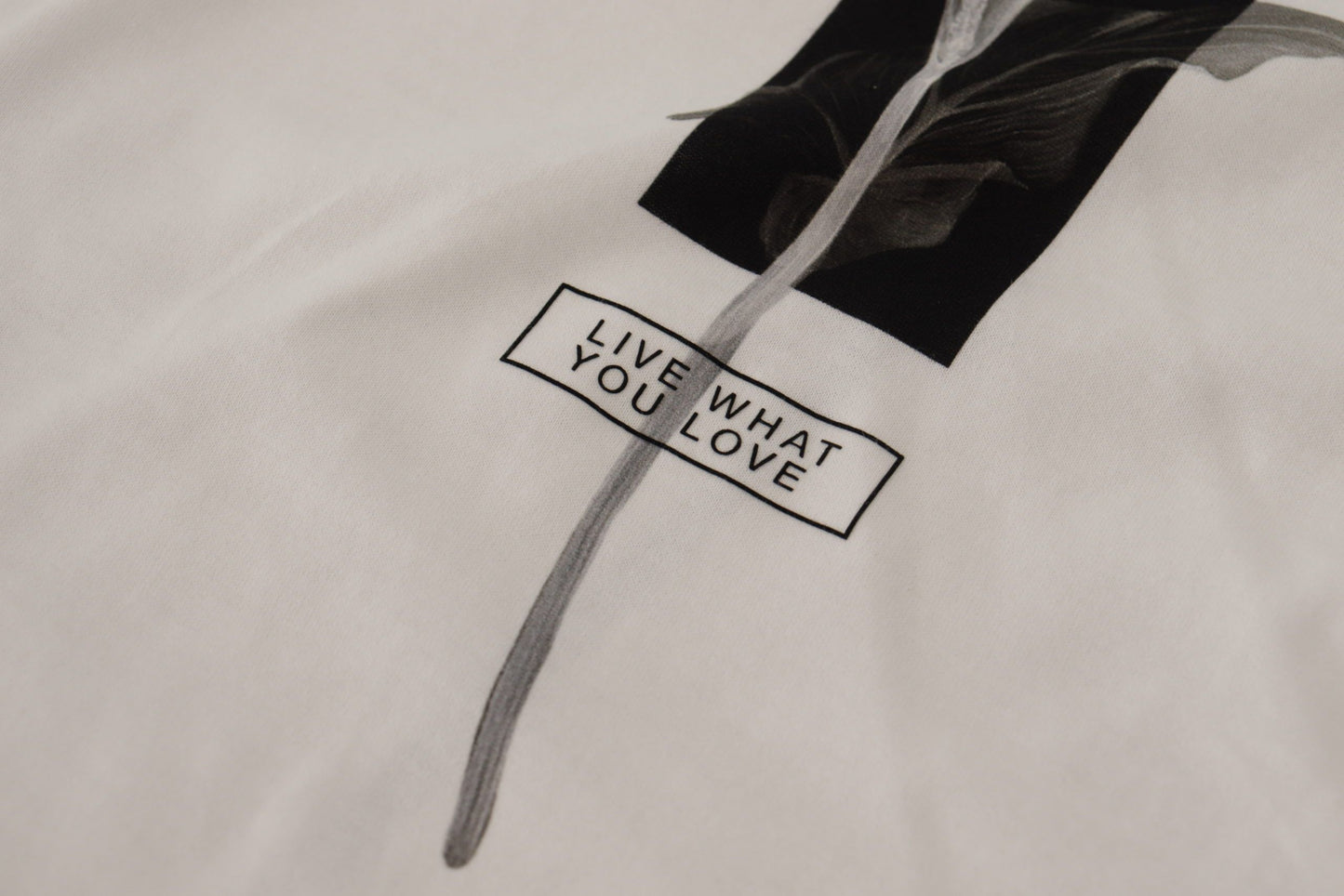 Dolce & Gabbana – T-Shirt aus Baumwolle mit Rundhalsausschnitt und weißen und schwarzen Rosen
