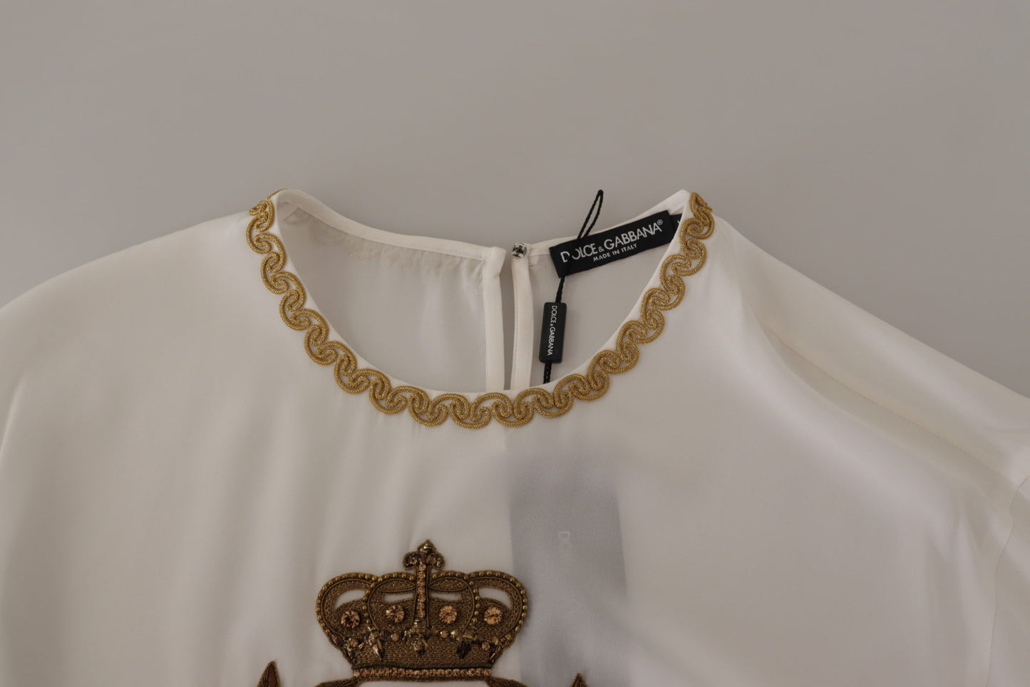 Dolce & Gabbana Blusentop aus weißer Seide mit goldener DG-Krone und Kristallen