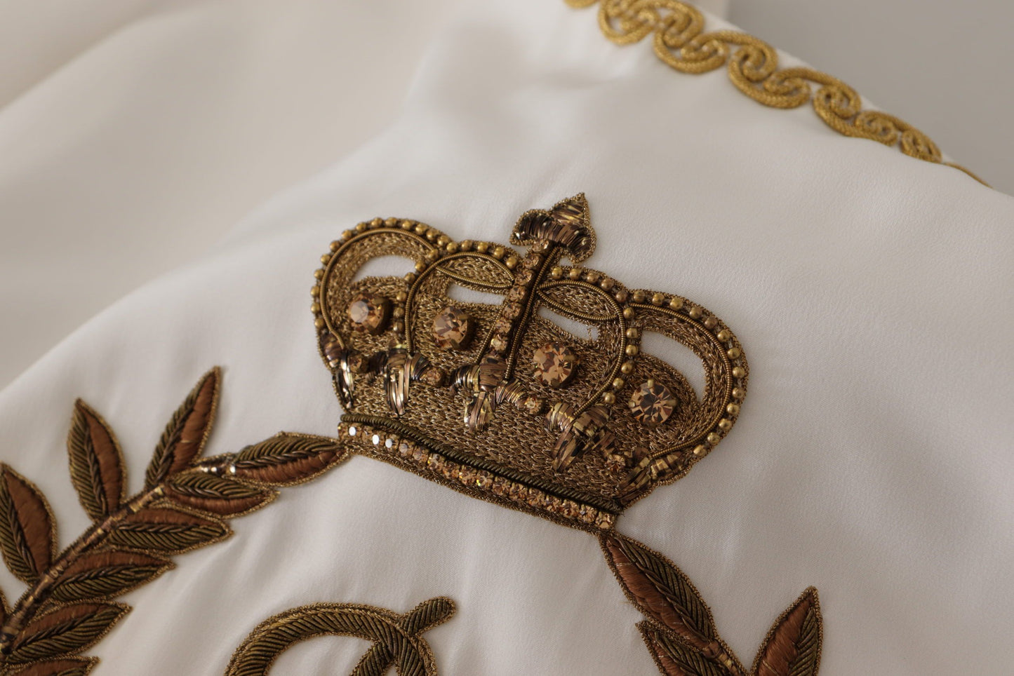 Dolce & Gabbana Blusentop aus weißer Seide mit goldener DG-Krone und Kristallen