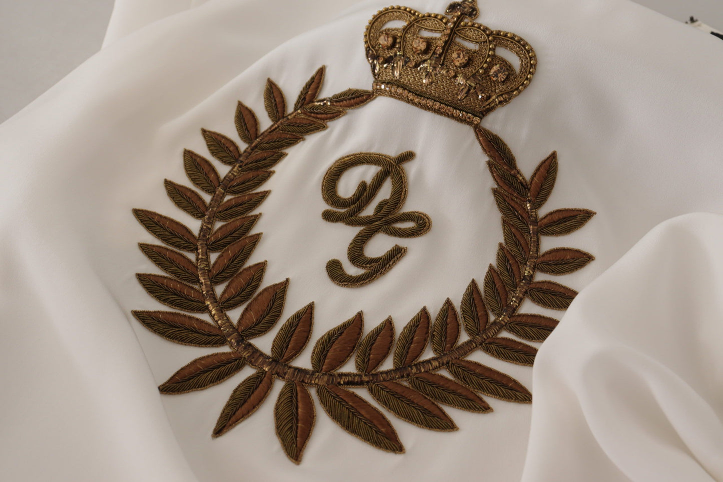 Dolce & Gabbana Blusentop aus weißer Seide mit goldener DG-Krone und Kristallen
