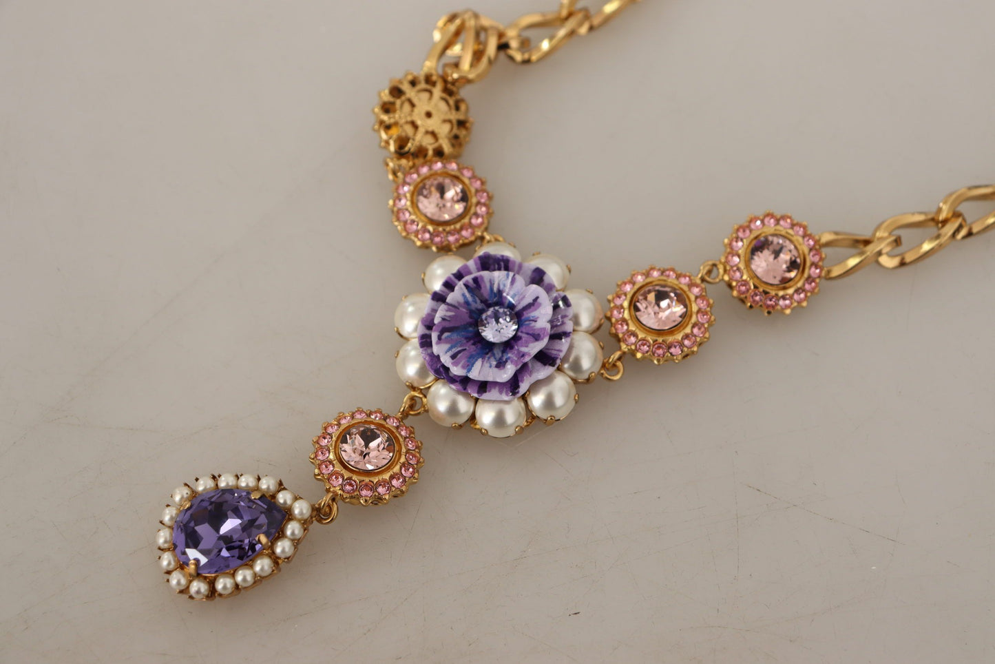 Dolce & Gabbana Halskette mit Anhängern aus goldenem Messing mit Kristallen, lila und rosa Perlen