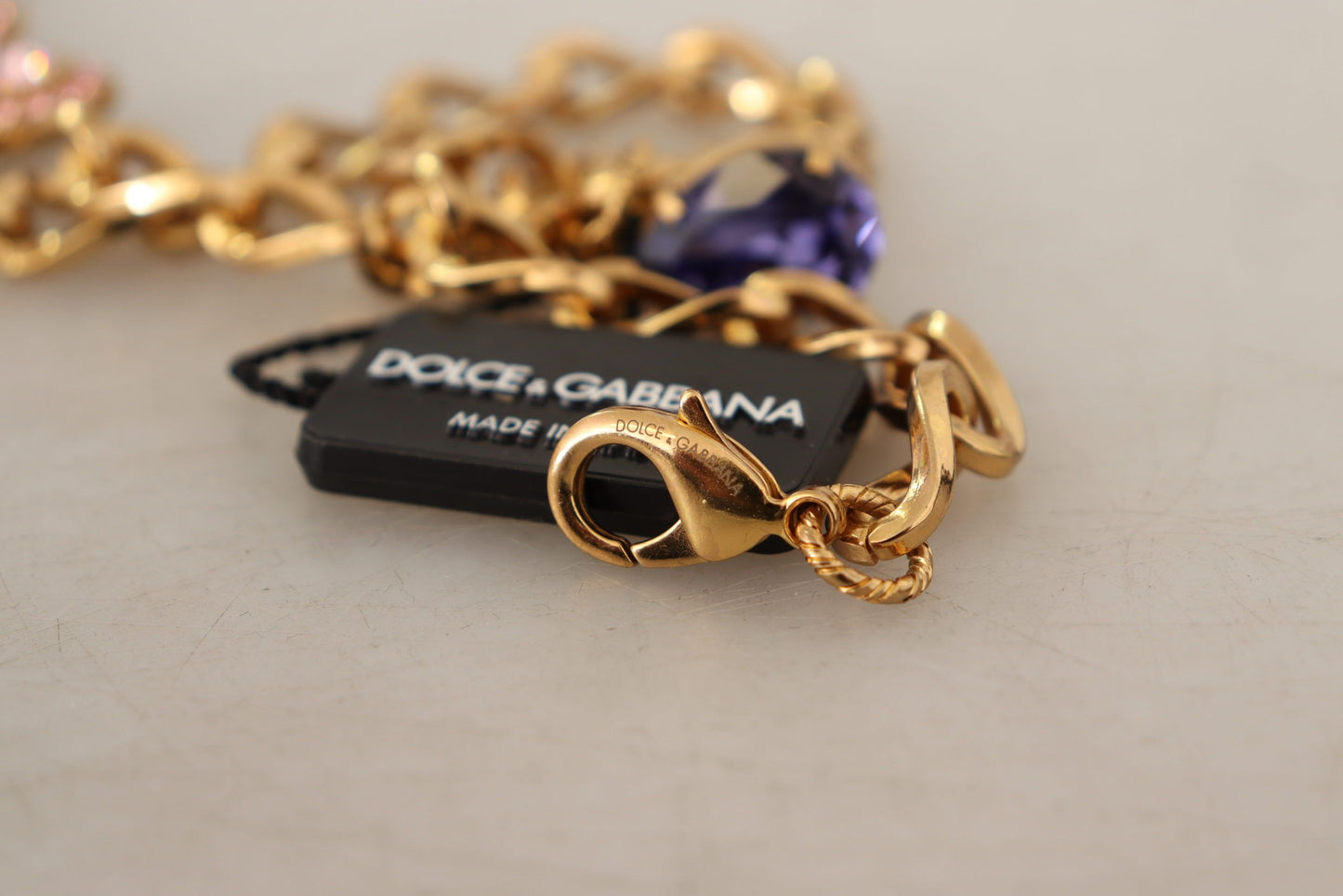 Dolce & Gabbana Halskette mit Anhängern aus goldenem Messing mit Kristallen, lila und rosa Perlen