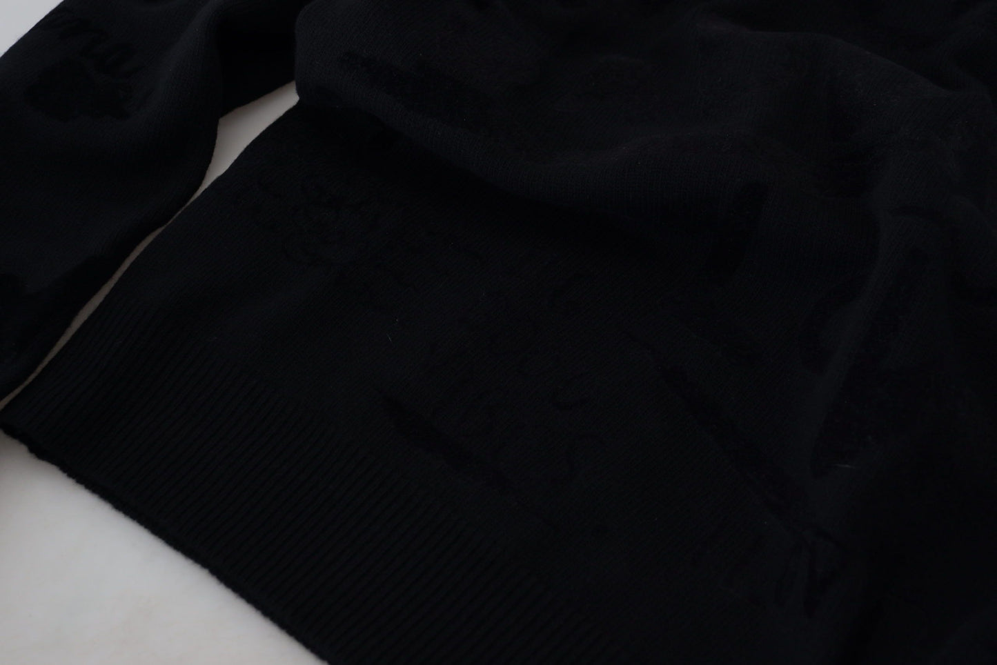 Dolce & Gabbana – Schwarzer Pullover mit Rundhalsausschnitt aus Wolle mit Logomuster