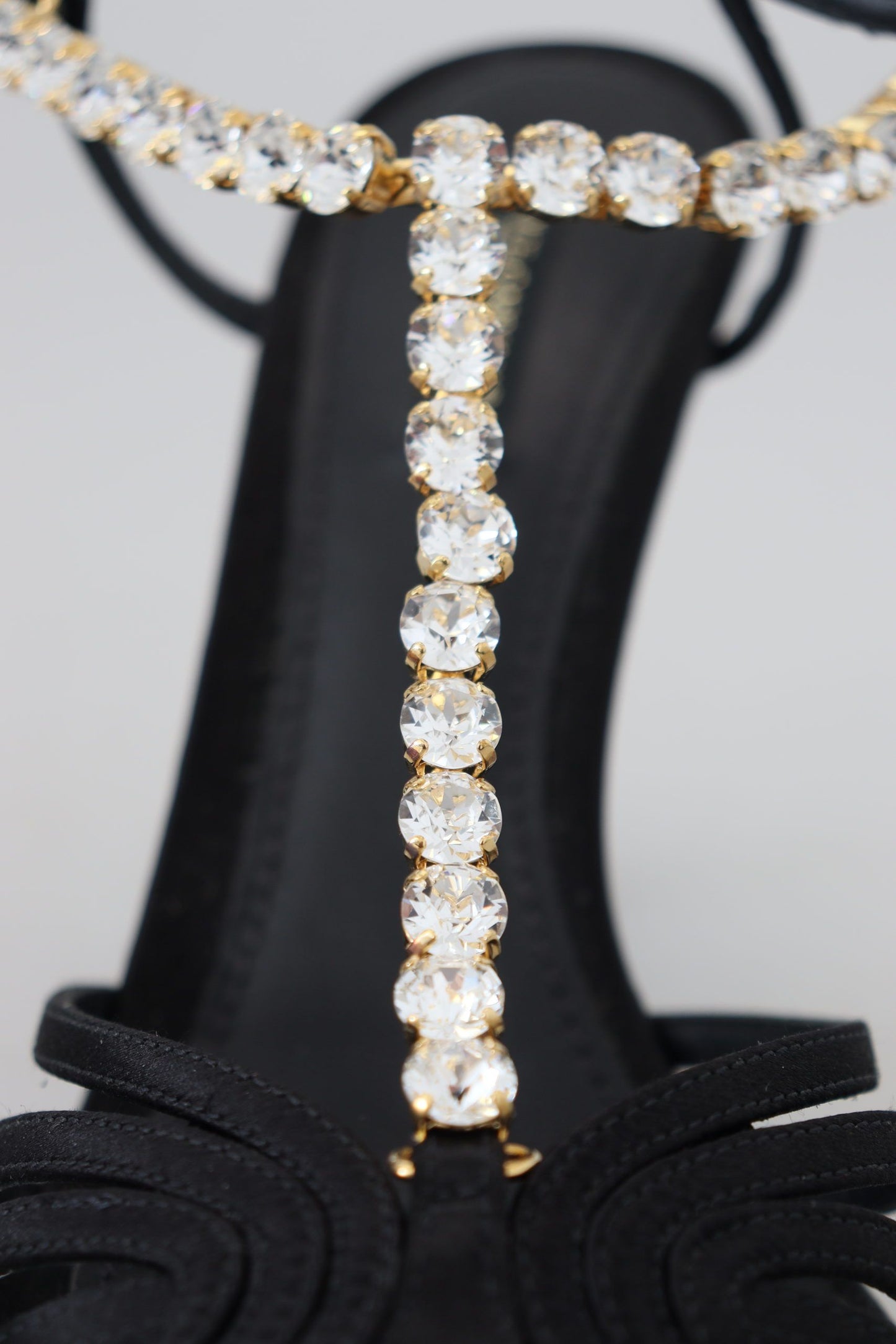 Dolce & Gabbana – Sandalen mit T-Riemen aus schwarzem Satin und durchsichtigem Kristall