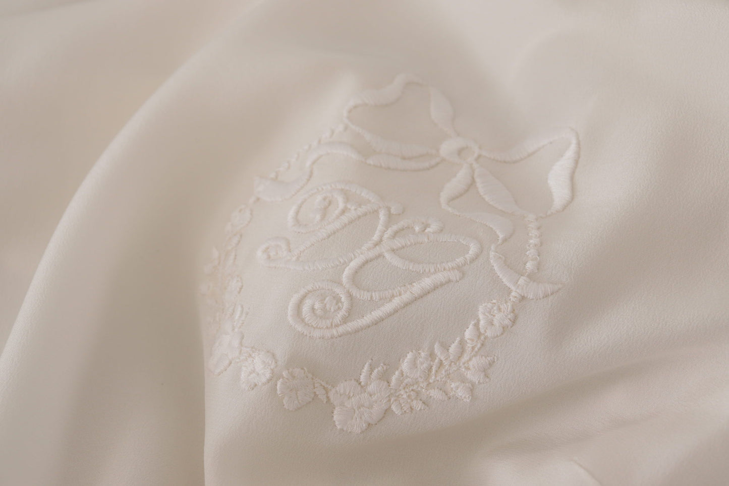 Dolce & Gabbana – Weiße Bluse aus Seide mit DG-Logo-Stickerei und langen Ärmeln