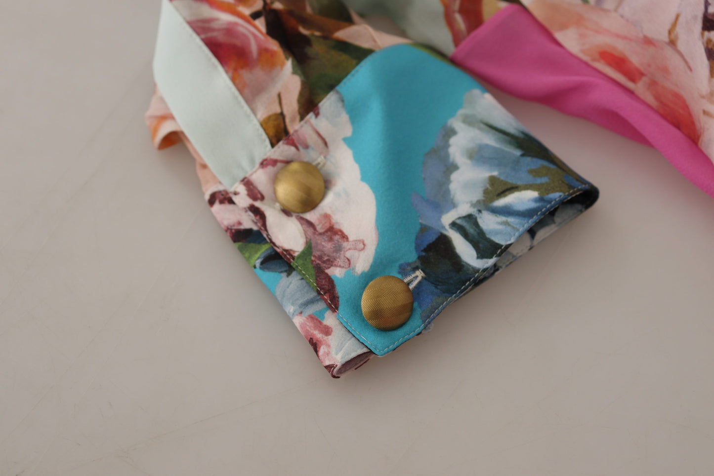 Dolce & Gabbana Bluse mit mehrfarbigem Ascot-Kragen und floralem Patchwork-Design