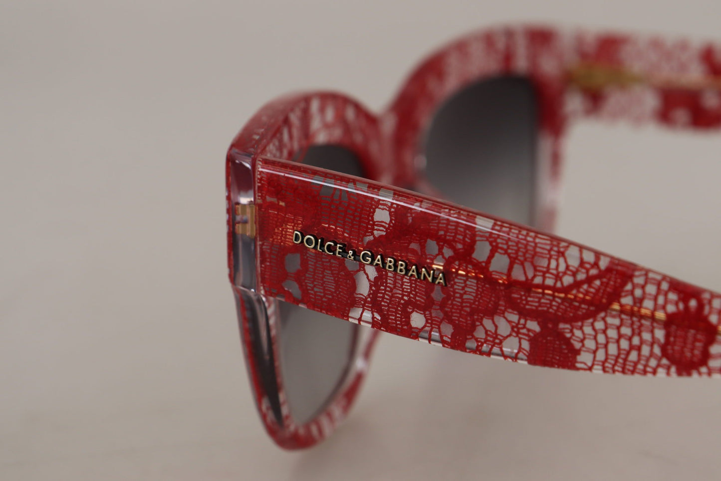 Dolce & Gabbana – Rechteckige Sonnenbrille DG4231F aus rotem Acetat mit Spitze