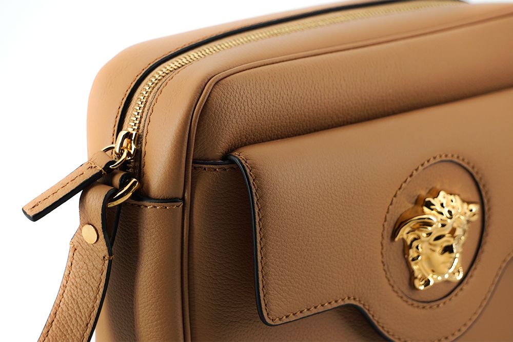 Versace Elegante Kameratasche aus braunem Leder, Umhängetasche