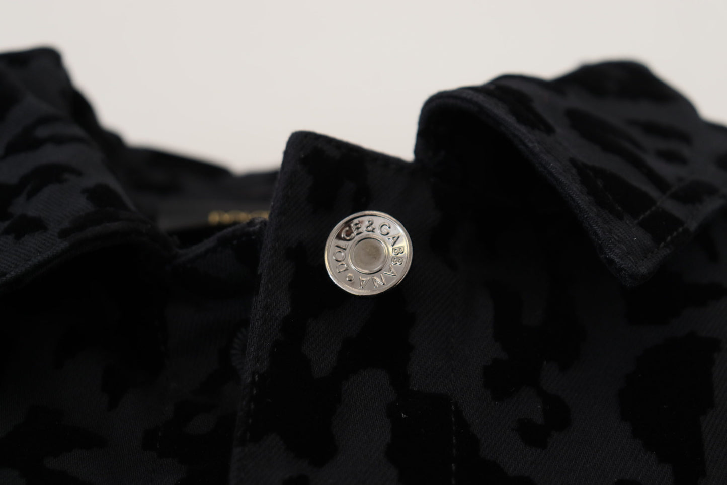 Dolce & Gabbana – Schwarze Jeansjacke mit langen Ärmeln und Leopardenmuster