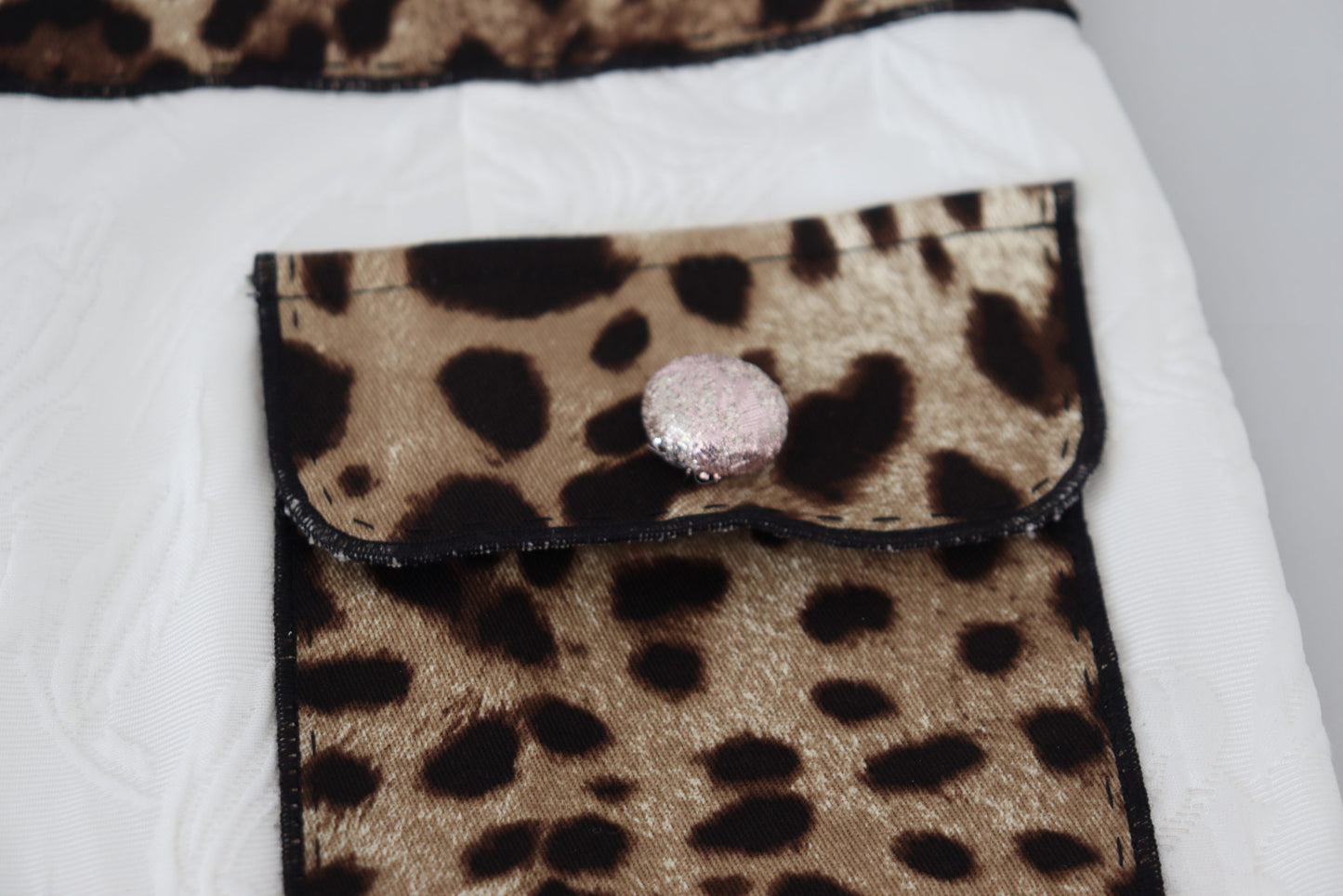 Dolce & Gabbana – Weiße Hose mit hohem Bund und Leopardenmuster