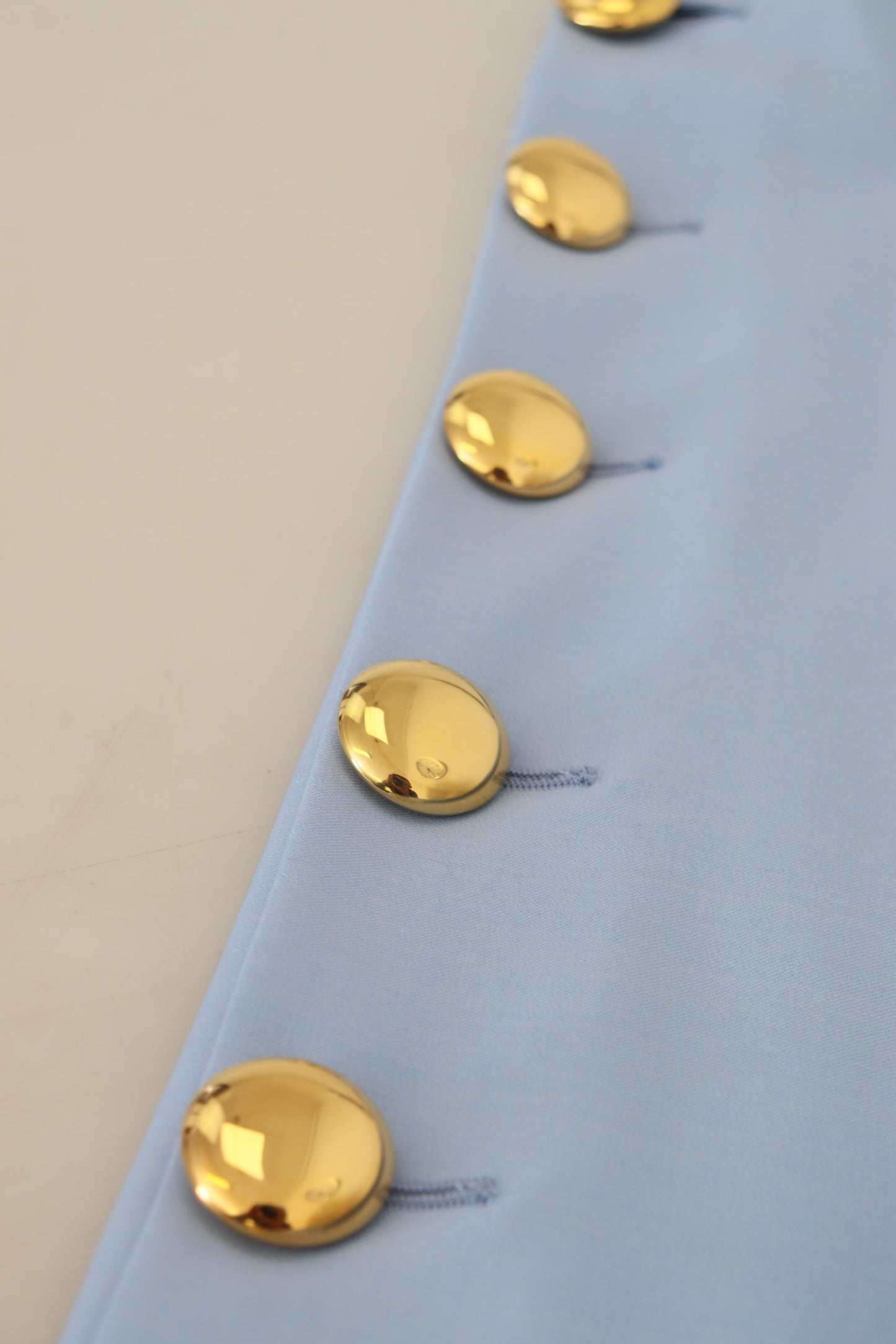 Dolce & Gabbana Hellblaue Hose mit weitem Bein und Knöpfen