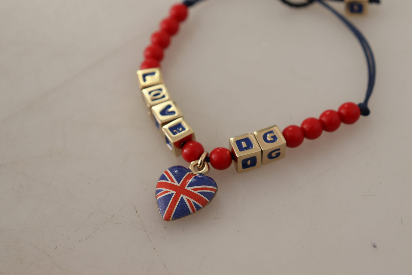 Dolce & Gabbana Armband mit rot-blauen Perlen und der Flagge „DG LOVES LONDON“