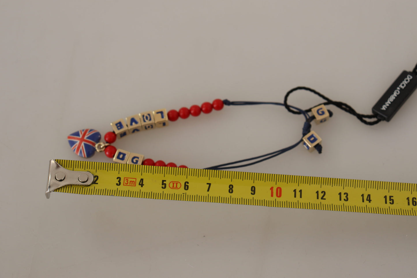 Dolce & Gabbana Armband mit rot-blauen Perlen und der Flagge „DG LOVES LONDON“