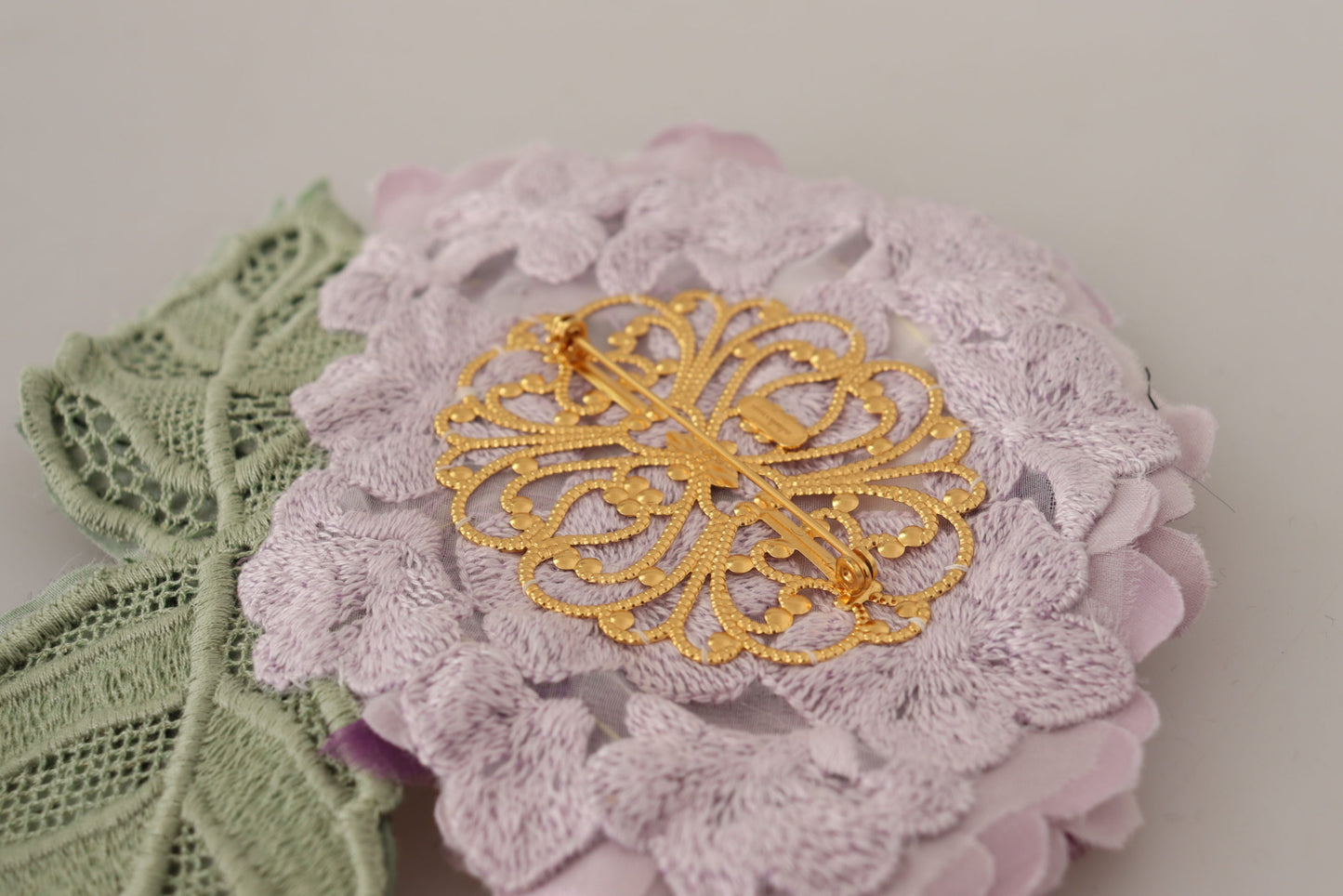 Dolce & Gabbana Damen-Brosche aus Messing mit Blumenmuster in Lila und Gold
