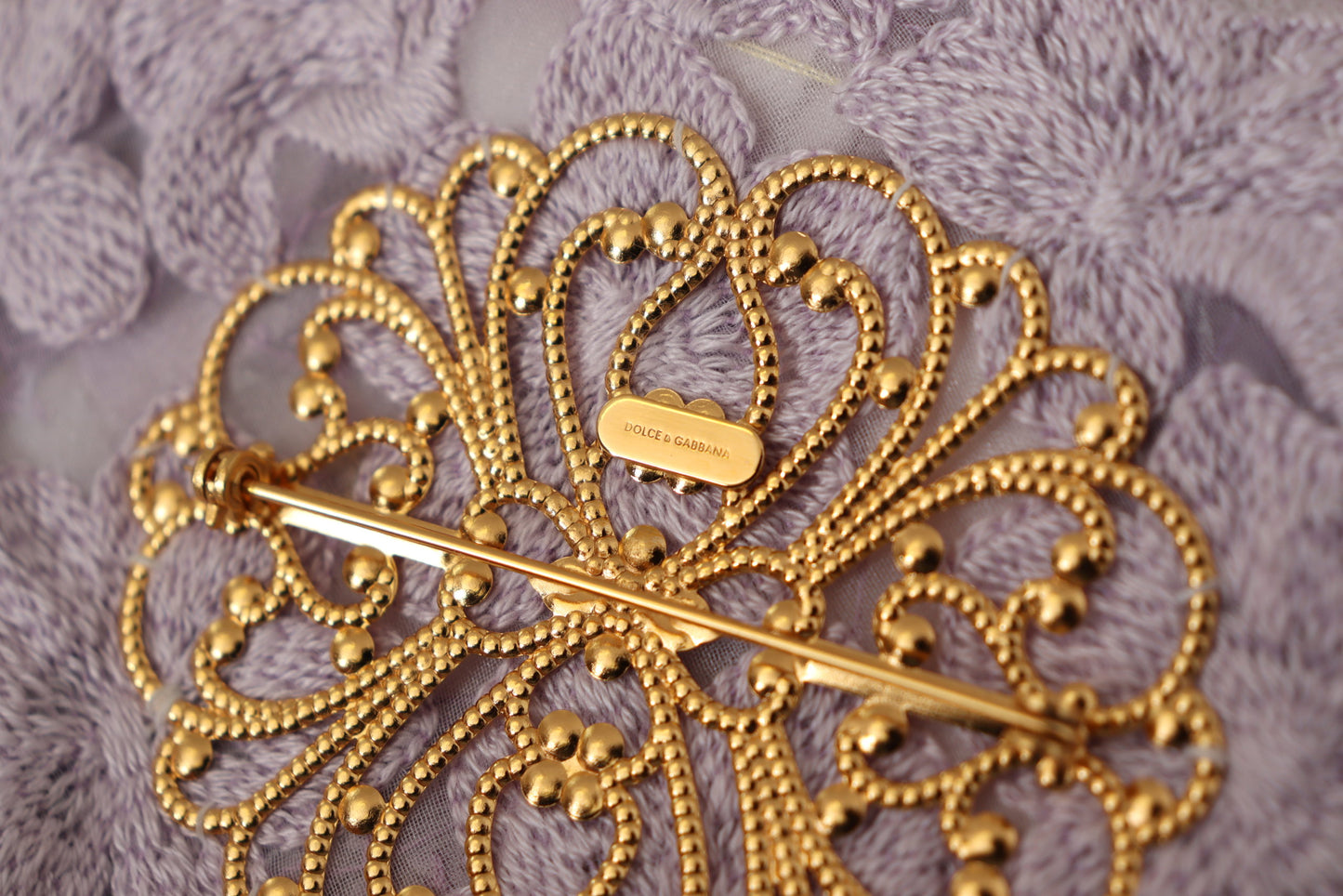 Dolce & Gabbana Damen-Brosche aus Messing mit Blumenmuster in Lila und Gold