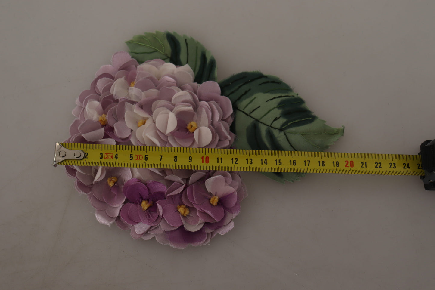 Dolce & Gabbana Damen-Brosche aus Messing mit Blumenmuster in Lila und Gold