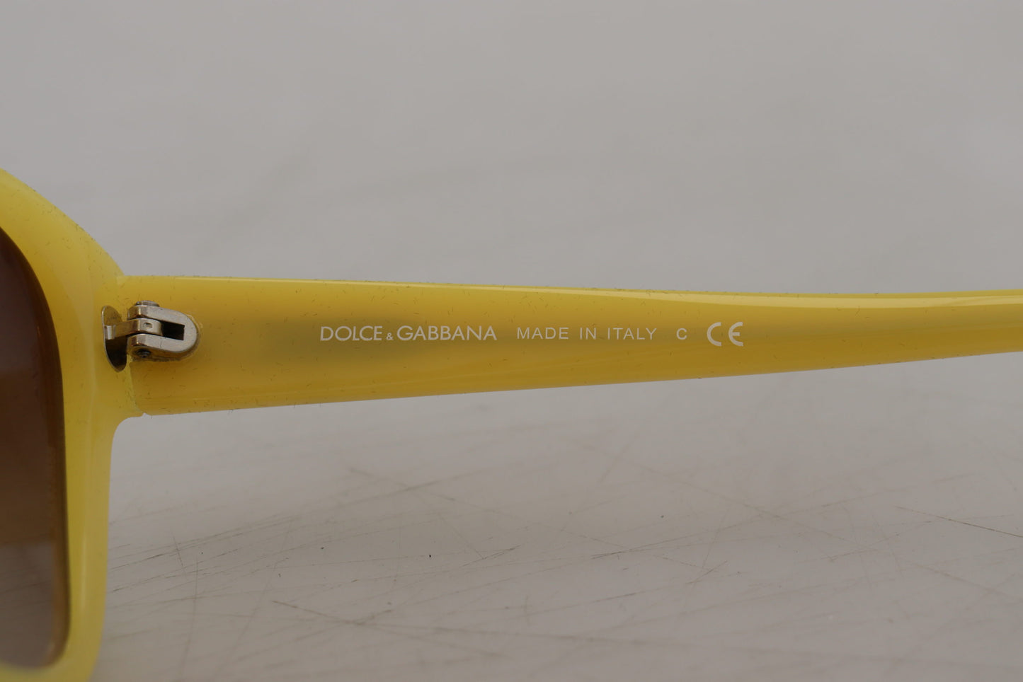 Dolce & Gabbana – Sonnenbrille DG4124 mit gelbem Acetatrahmen und Sternenverzierung