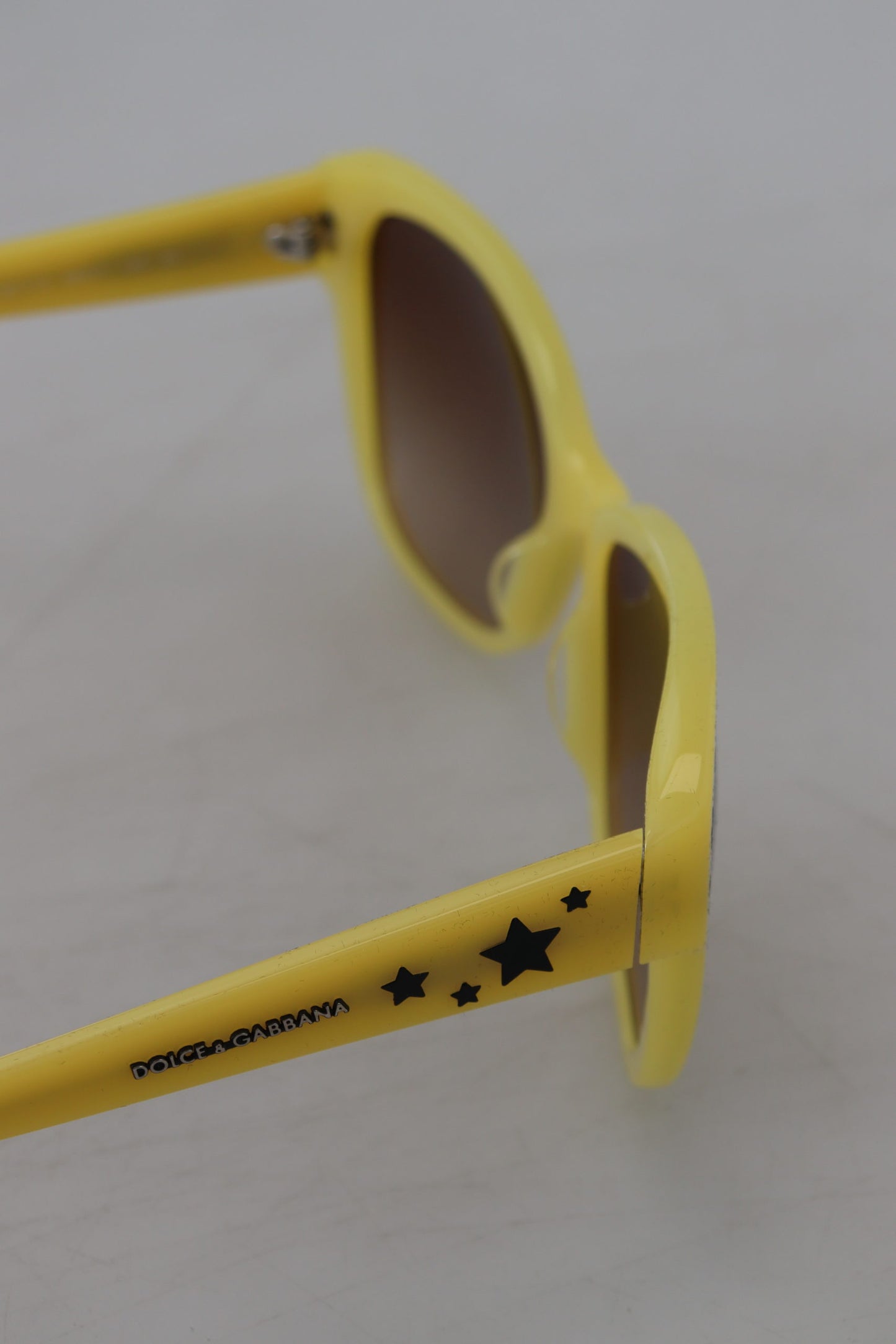 Dolce & Gabbana – Sonnenbrille DG4124 mit gelbem Acetatrahmen und Sternenverzierung