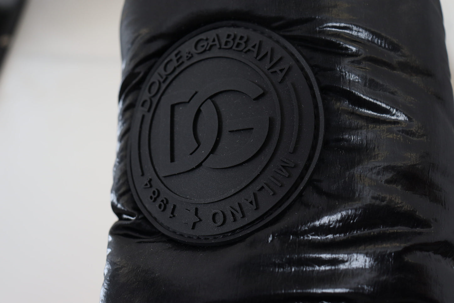 Dolce & Gabbana – Schwarze, gepolsterte Winterschuhe mit Wadenmitte