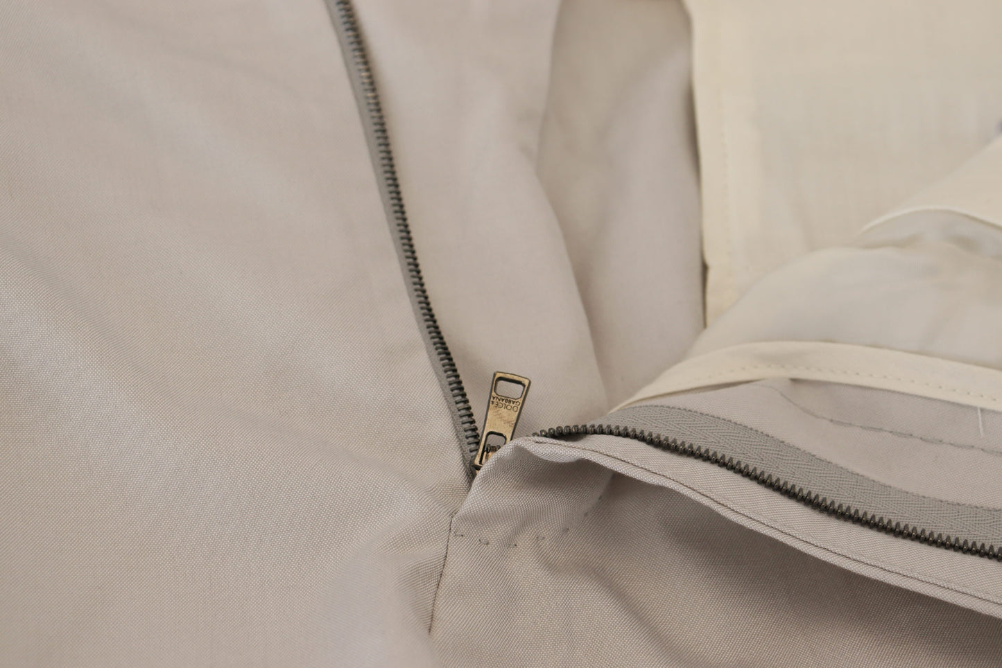 Dolce & Gabbana – Chinohose aus Seide mit mittlerer Taille in Off-White