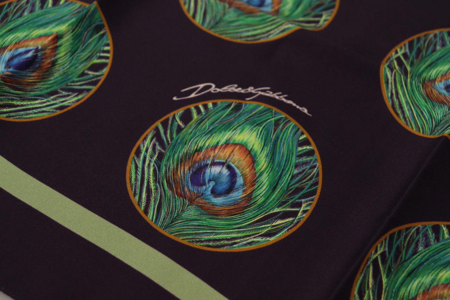 Dolce & Gabbana – Schwarzer, quadratischer Taschentuchschal mit Pfauenfeder-DG-Print