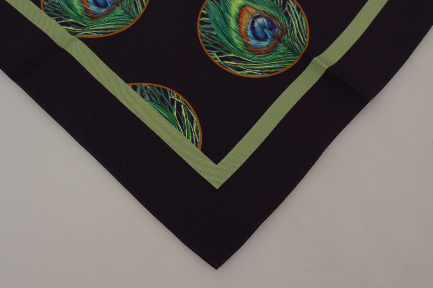 Dolce & Gabbana – Schwarzer, quadratischer Taschentuchschal mit Pfauenfeder-DG-Print