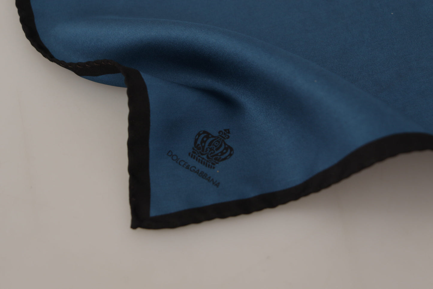 Dolce & Gabbana – Quadratisches Taschentuch mit DG-Kronen-Print, schwarz/blau