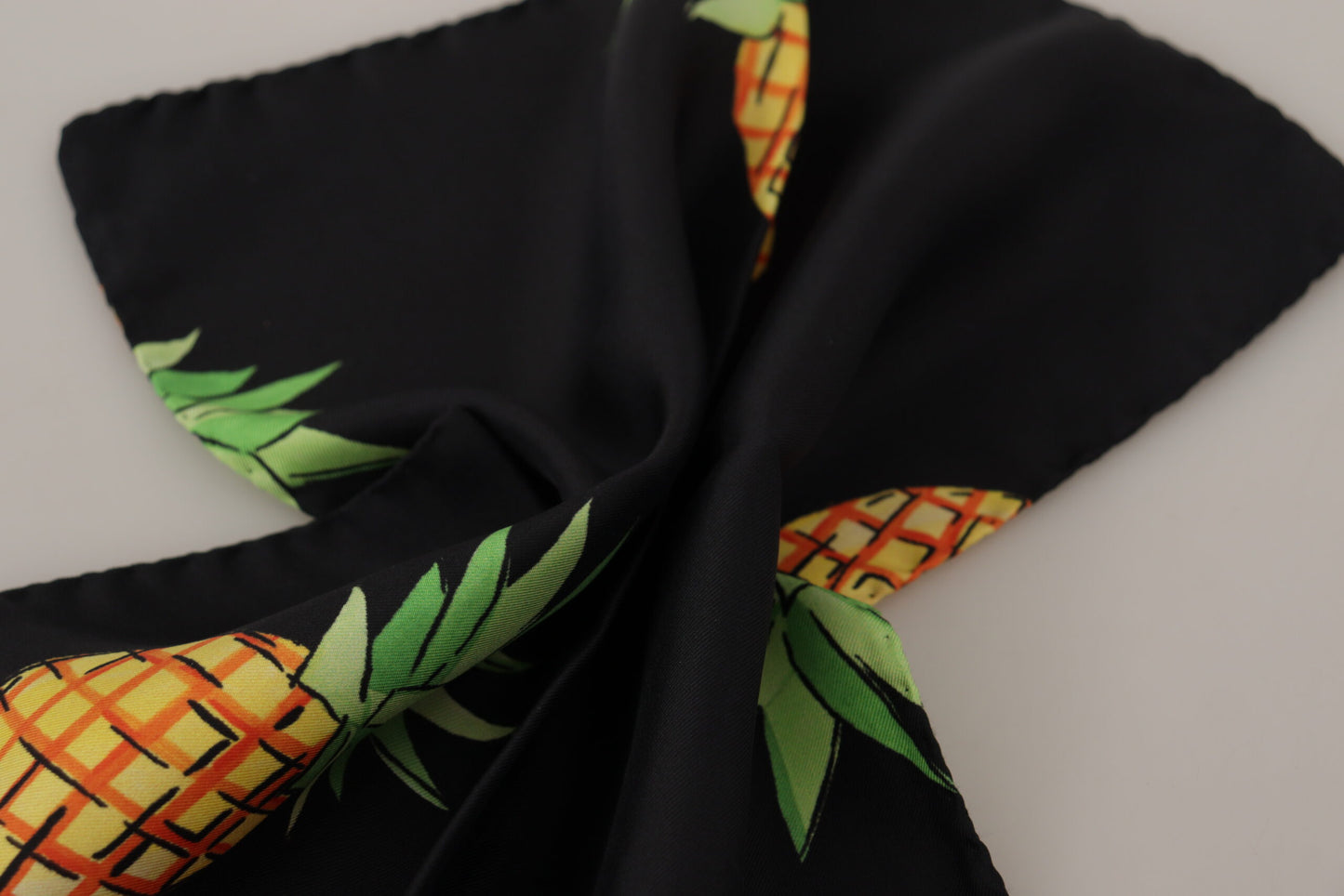 Dolce & Gabbana – Schwarzer quadratischer Taschentuchschal mit Ananas-Print