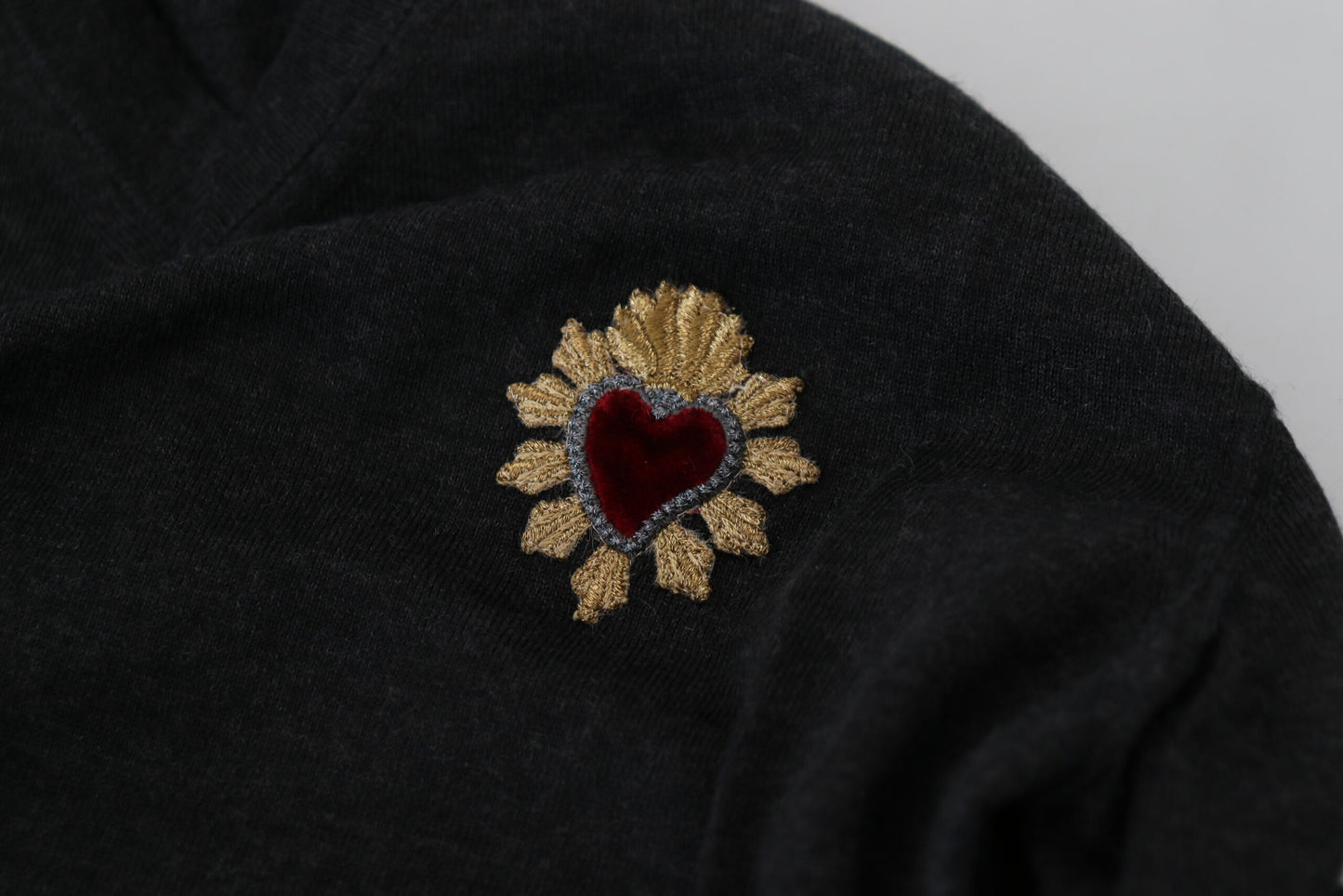 Dolce & Gabbana Grauer Kaschmirpullover mit V-Ausschnitt und goldenem Herz