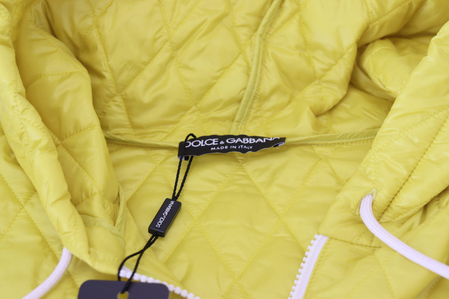 Dolce & Gabbana – Gelbe, gesteppte Pulloverjacke aus Nylon mit Kapuze