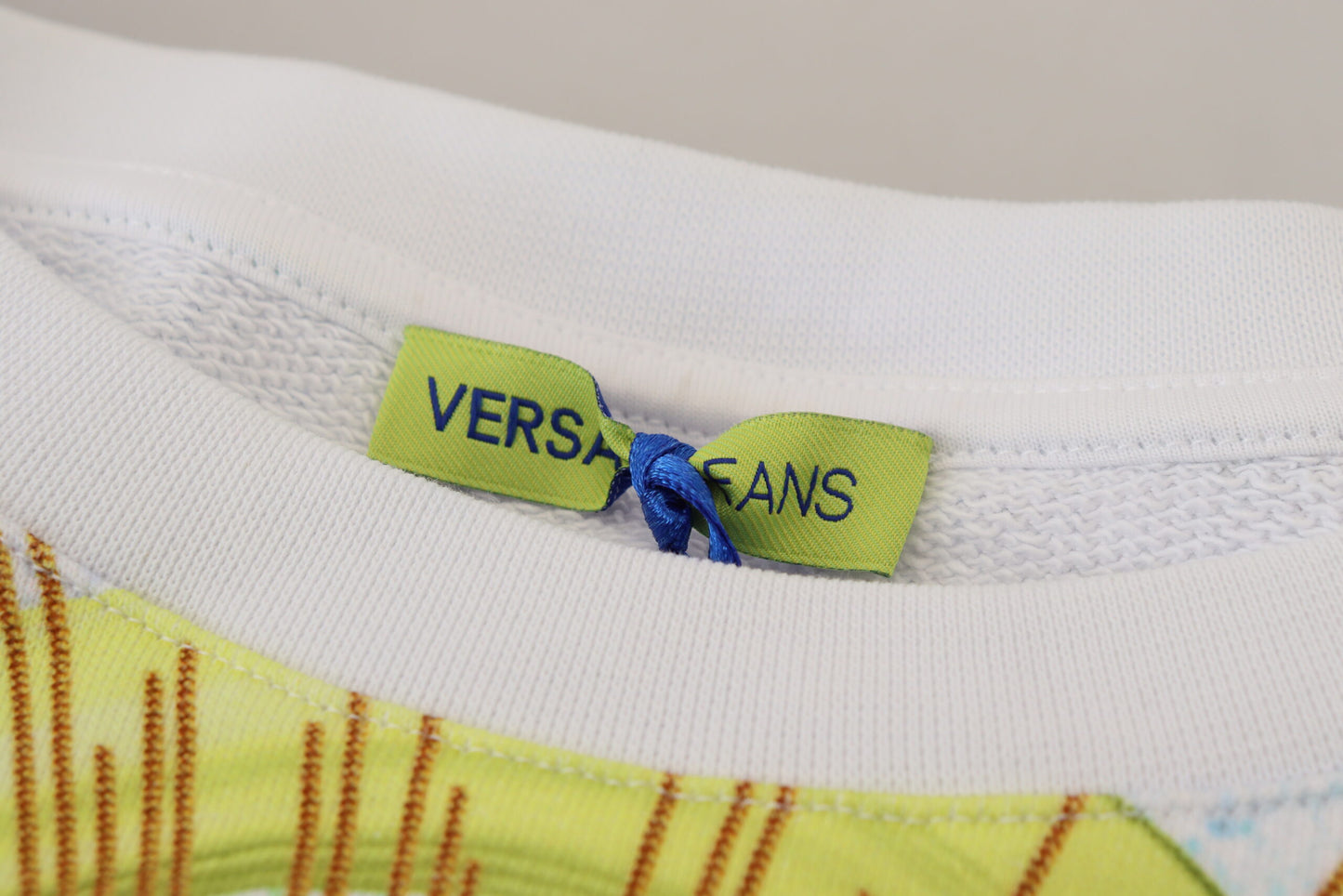 Versace Jeans – Weißer Pullover mit Grafikdruck und langen Ärmeln