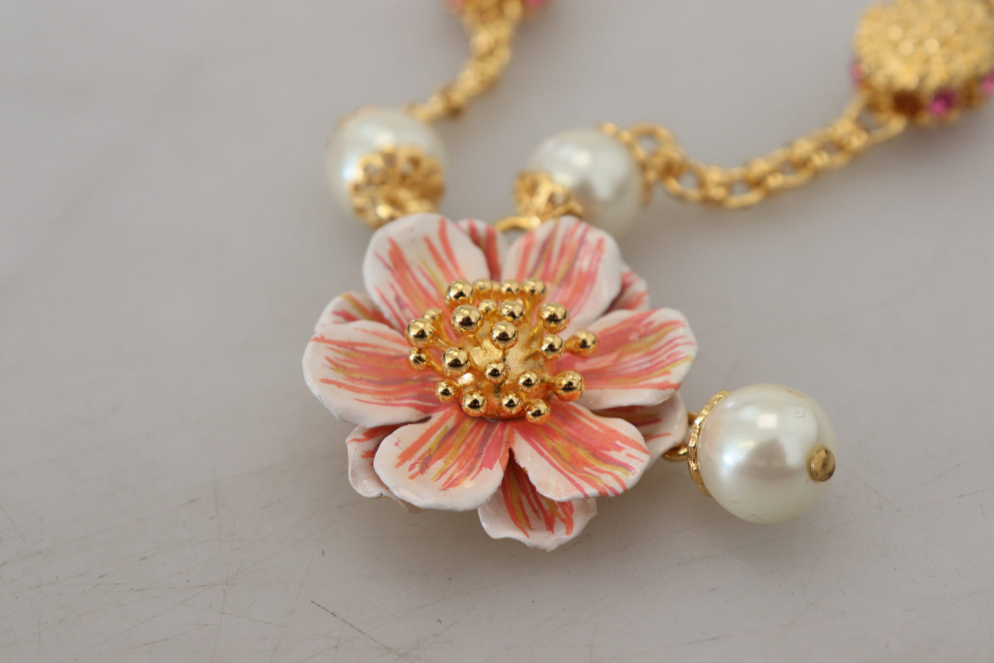 Dolce & Gabbana – Goldfarbene Halskette mit floralen Kristallen und rosa Verzierung