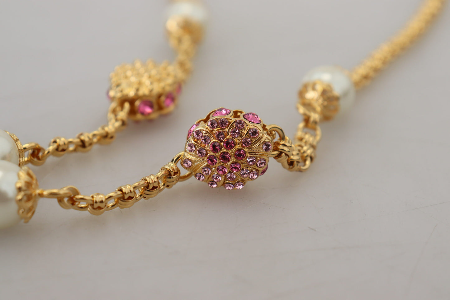 Dolce & Gabbana – Goldfarbene Halskette mit floralen Kristallen und rosa Verzierung