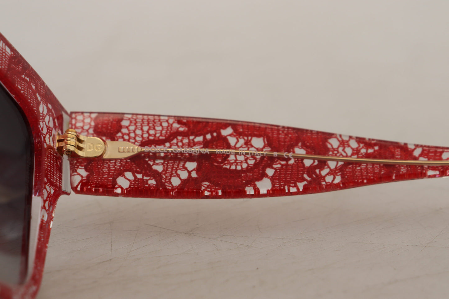 Dolce & Gabbana – Rote Sonnenbrille mit rechteckigem Acetat-Spitzenrahmen DG4231F