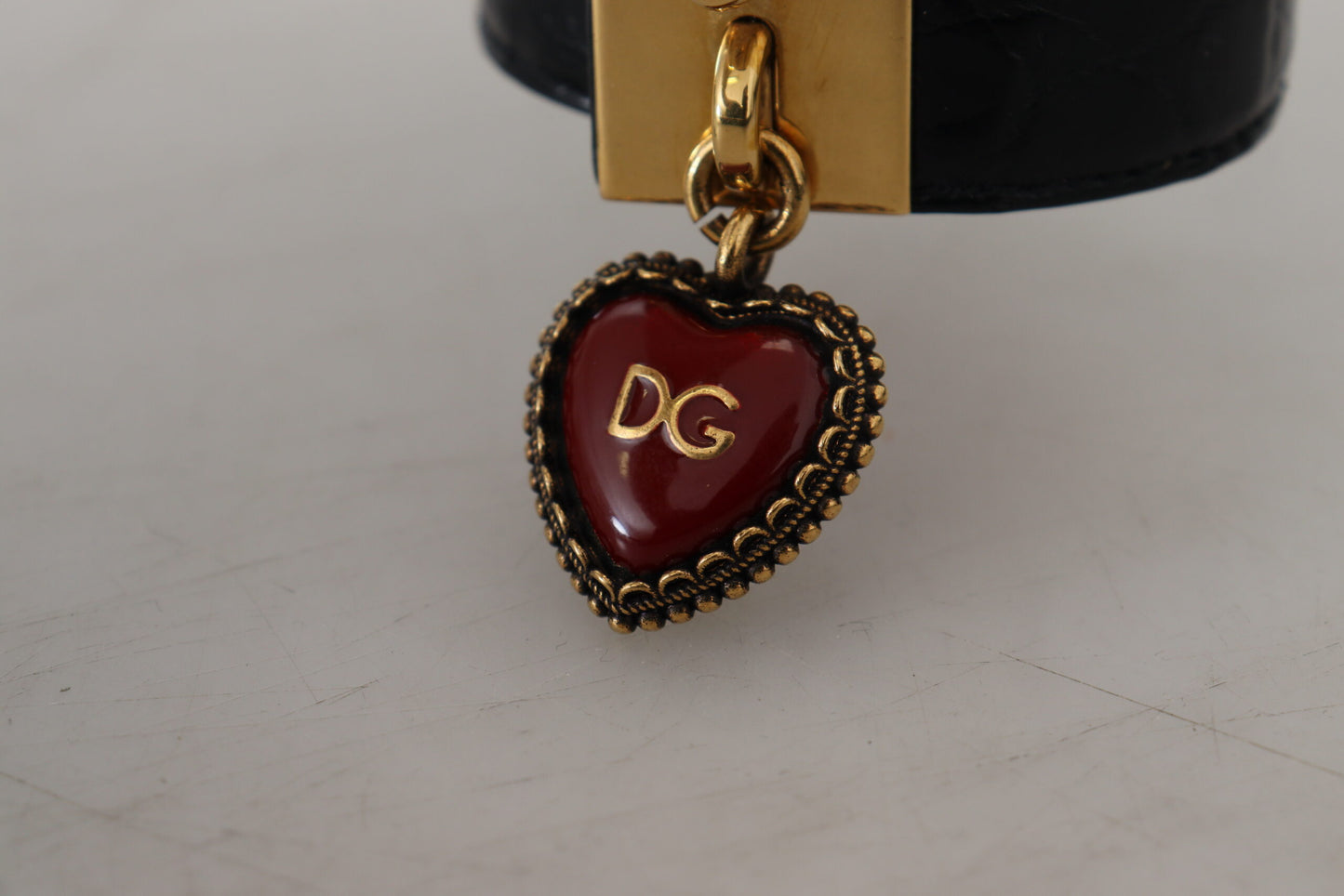 Dolce & Gabbana Schwarzes Dauphine-Lederarmband mit DG-Herz-Schlüsselring