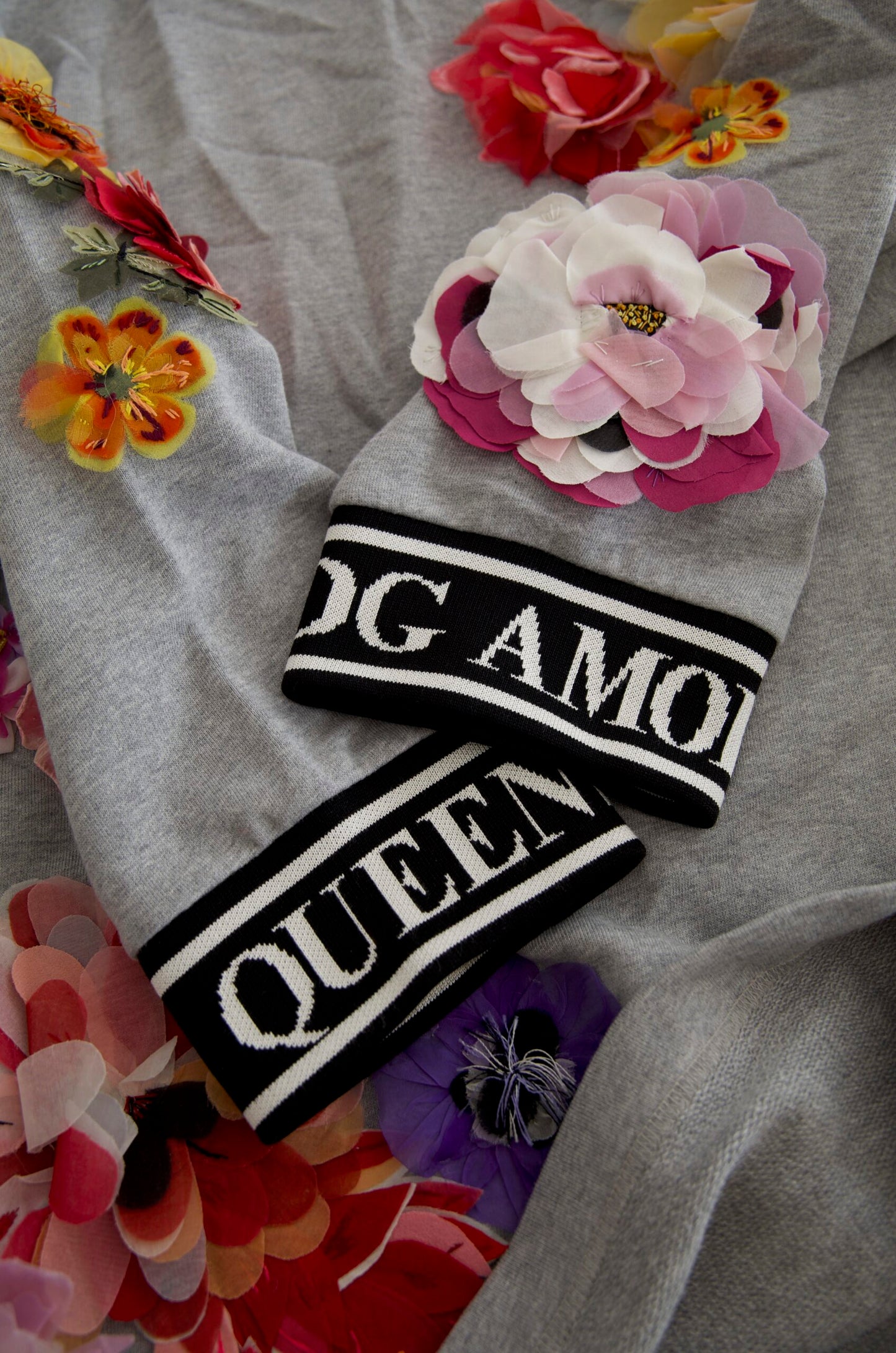 Dolce & Gabbana Grauer Pullover mit Blumenmuster DG Amore Queen