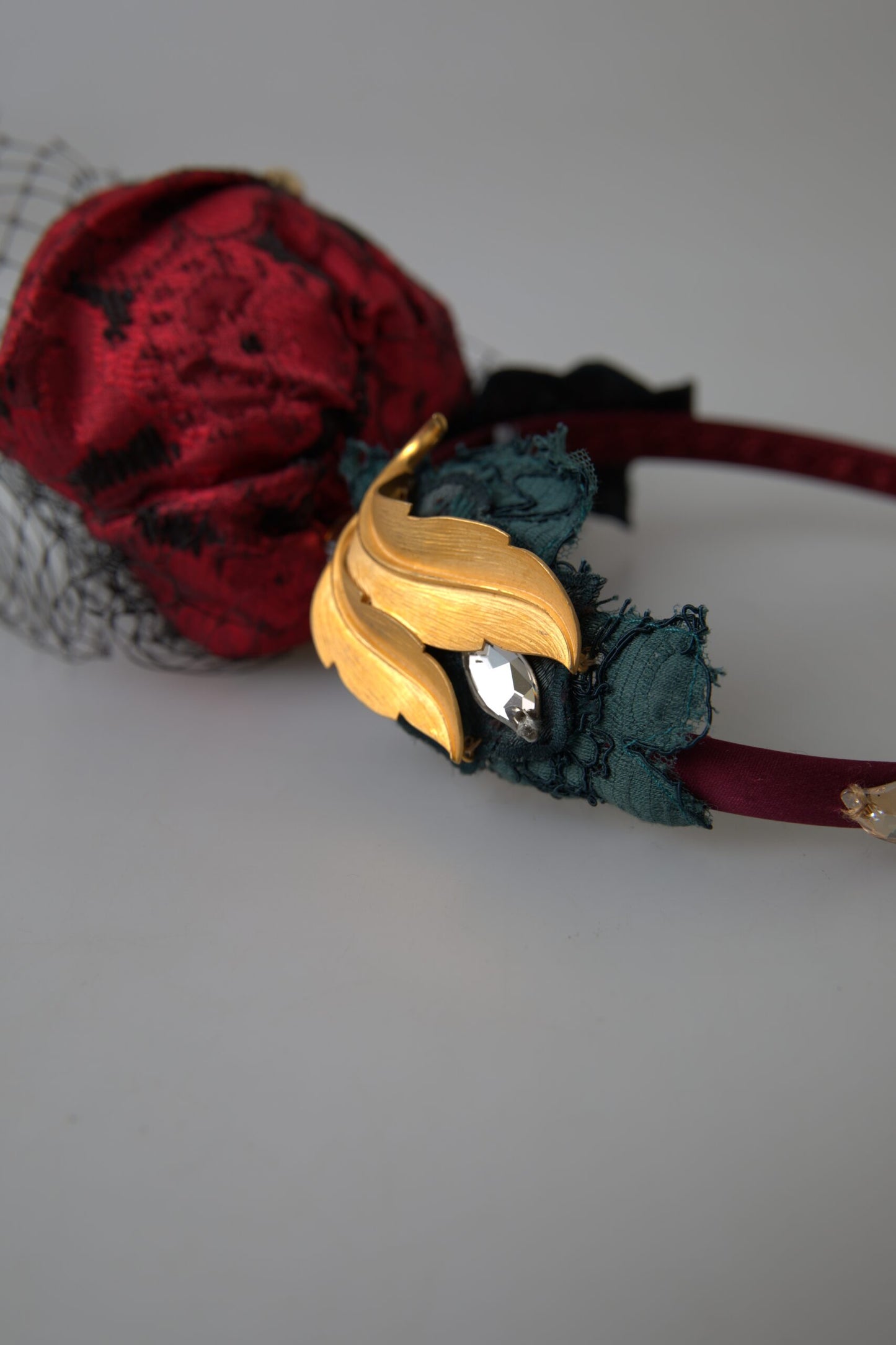 Dolce & Gabbana Rotes Haarband mit mehrfarbigem Rosen-Seidenkristall-Netzlogo-Diadem
