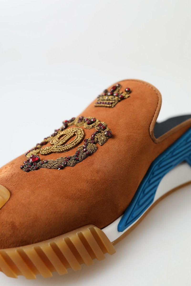 Dolce & Gabbana – NS1 – Slides-Sandalen aus braunem Wildleder mit Kronenlogo