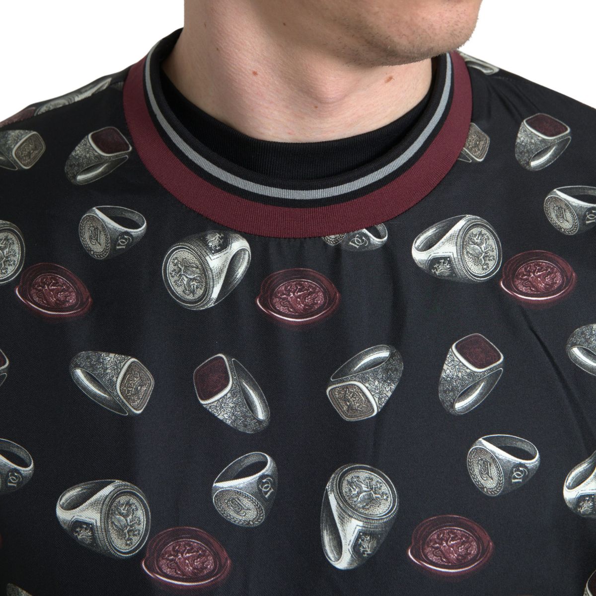 Dolce & Gabbana – Schwarzer Seidenpullover mit Rundhalsausschnitt und Ringprint