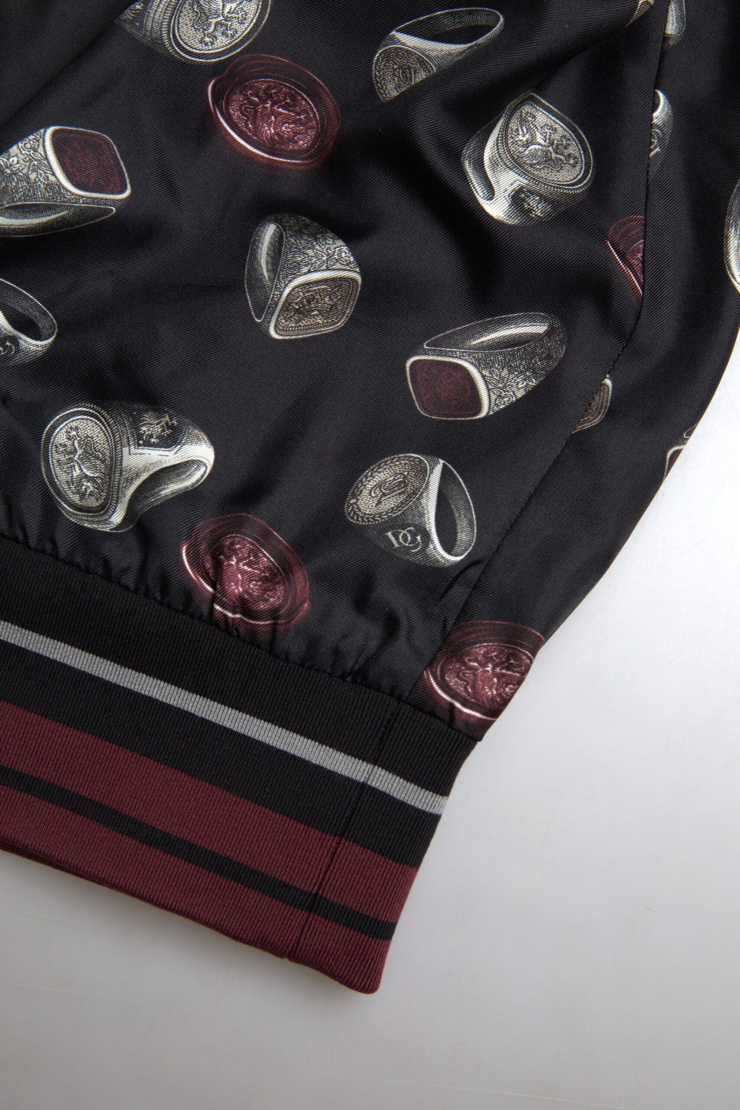 Dolce & Gabbana – Schwarzer Seidenpullover mit Rundhalsausschnitt und Ringprint