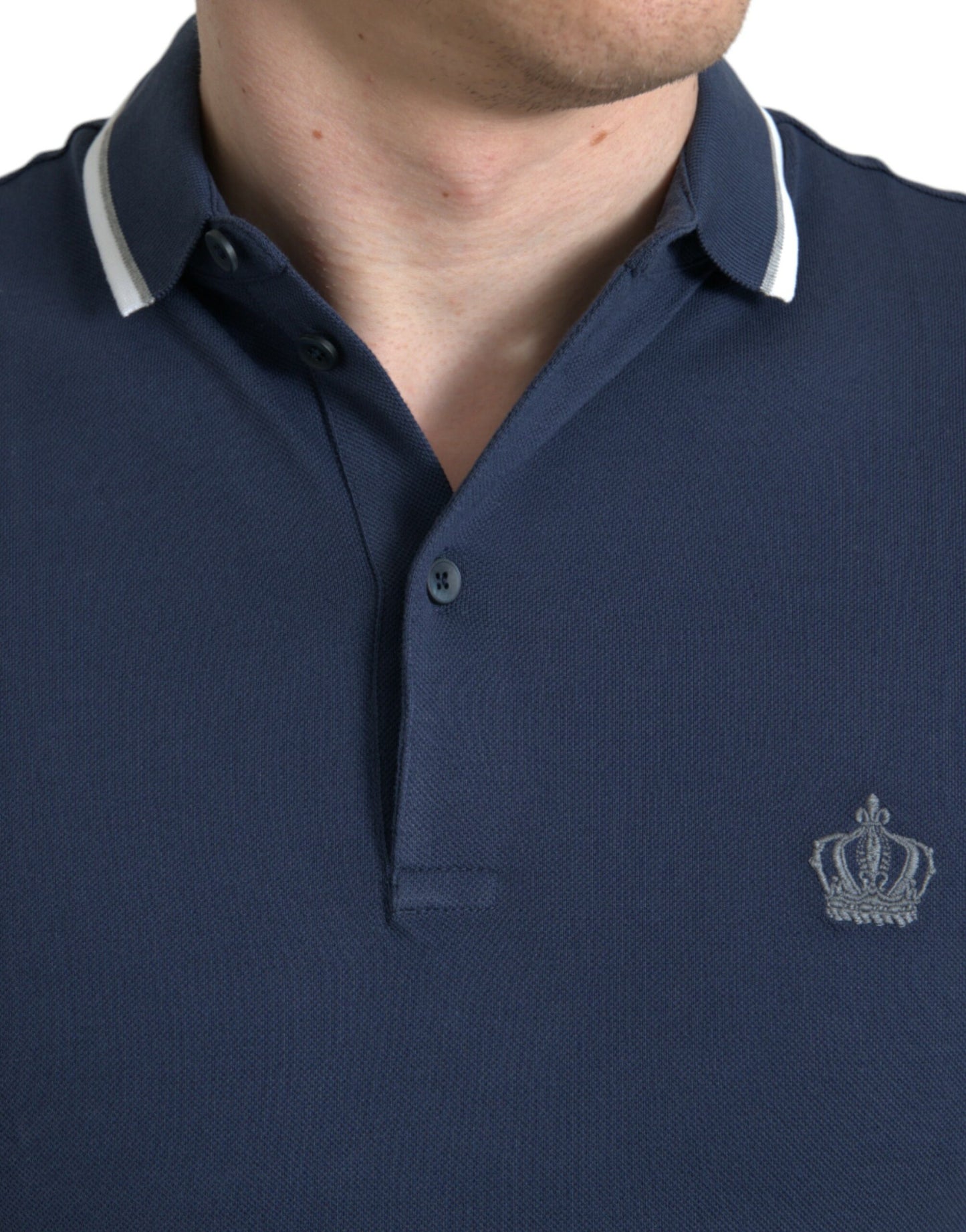 Dolce & Gabbana – Blaues Poloshirt aus Baumwolle mit Kronenaufnäher und Kragen für Herren