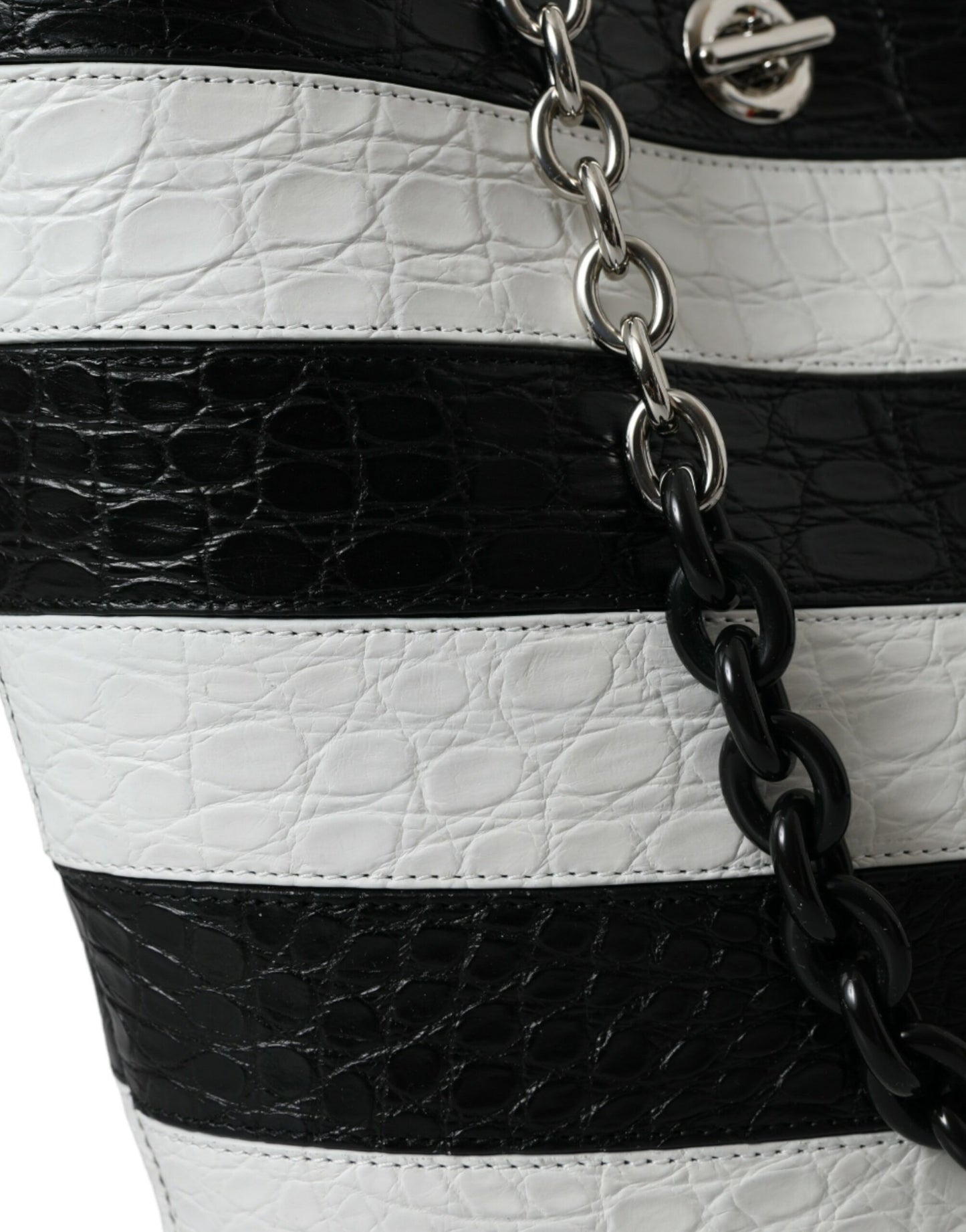 Balenciaga – Maxi-Eimertasche aus Leder mit Streifen in Schwarz und Weiß