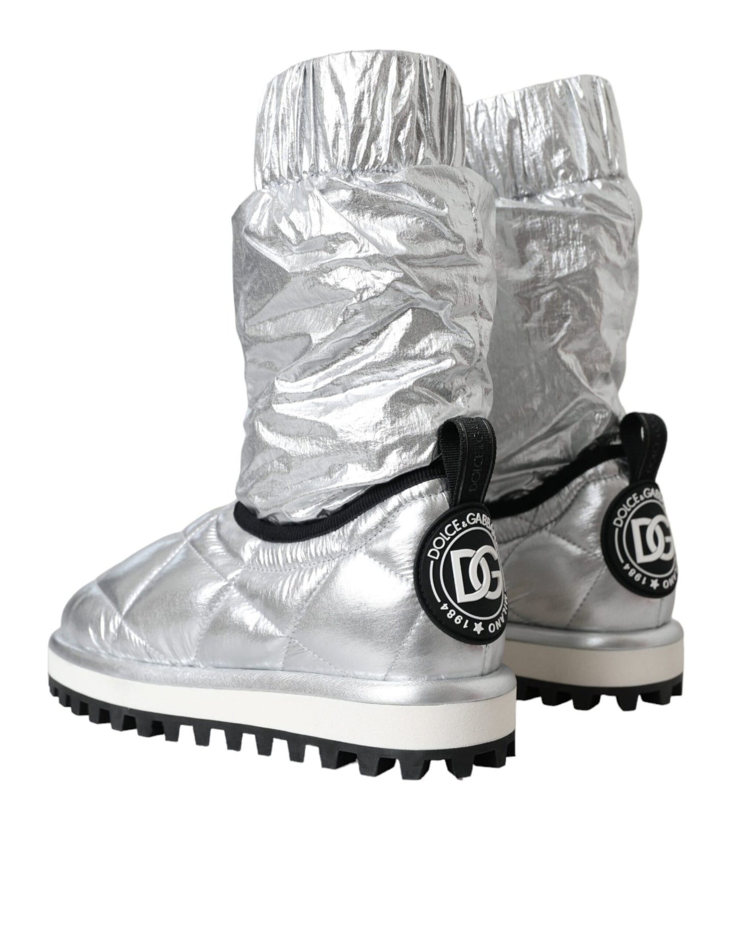 Dolce & Gabbana – Stiefeletten mit gestepptem Logo-Patch in Metallic-Silber
