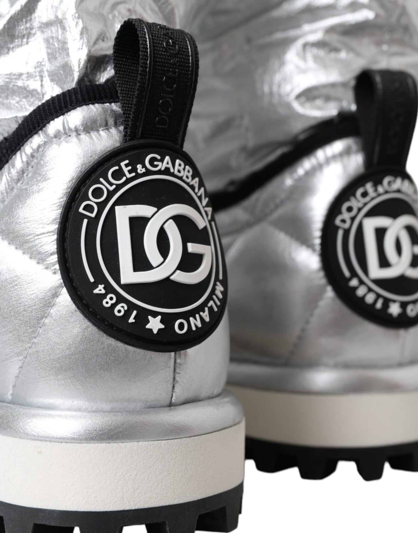 Dolce & Gabbana – Stiefeletten mit gestepptem Logo-Patch in Metallic-Silber