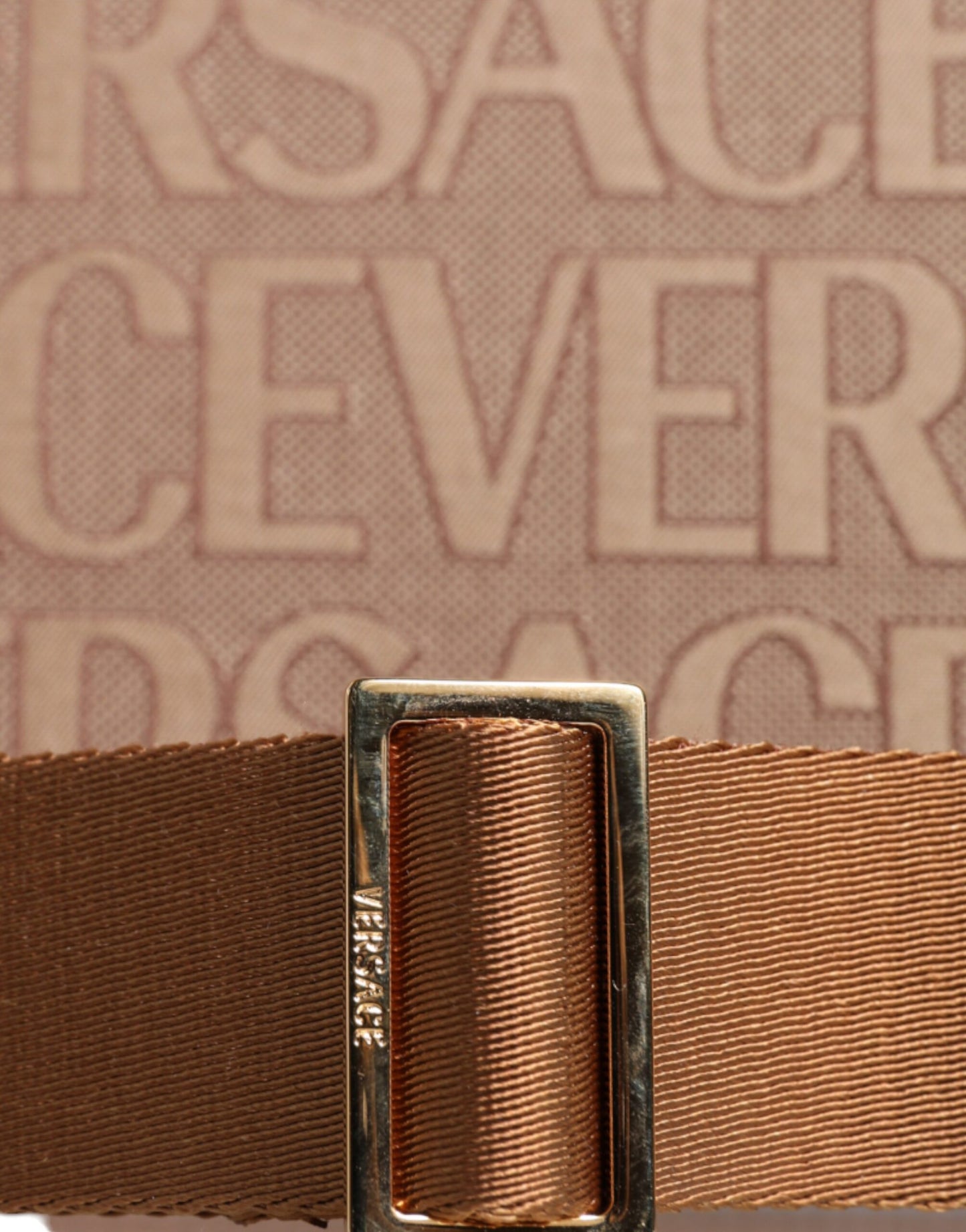 Versace – Braune Umhängetasche aus Jacquard-Leder mit Logo und Henkel