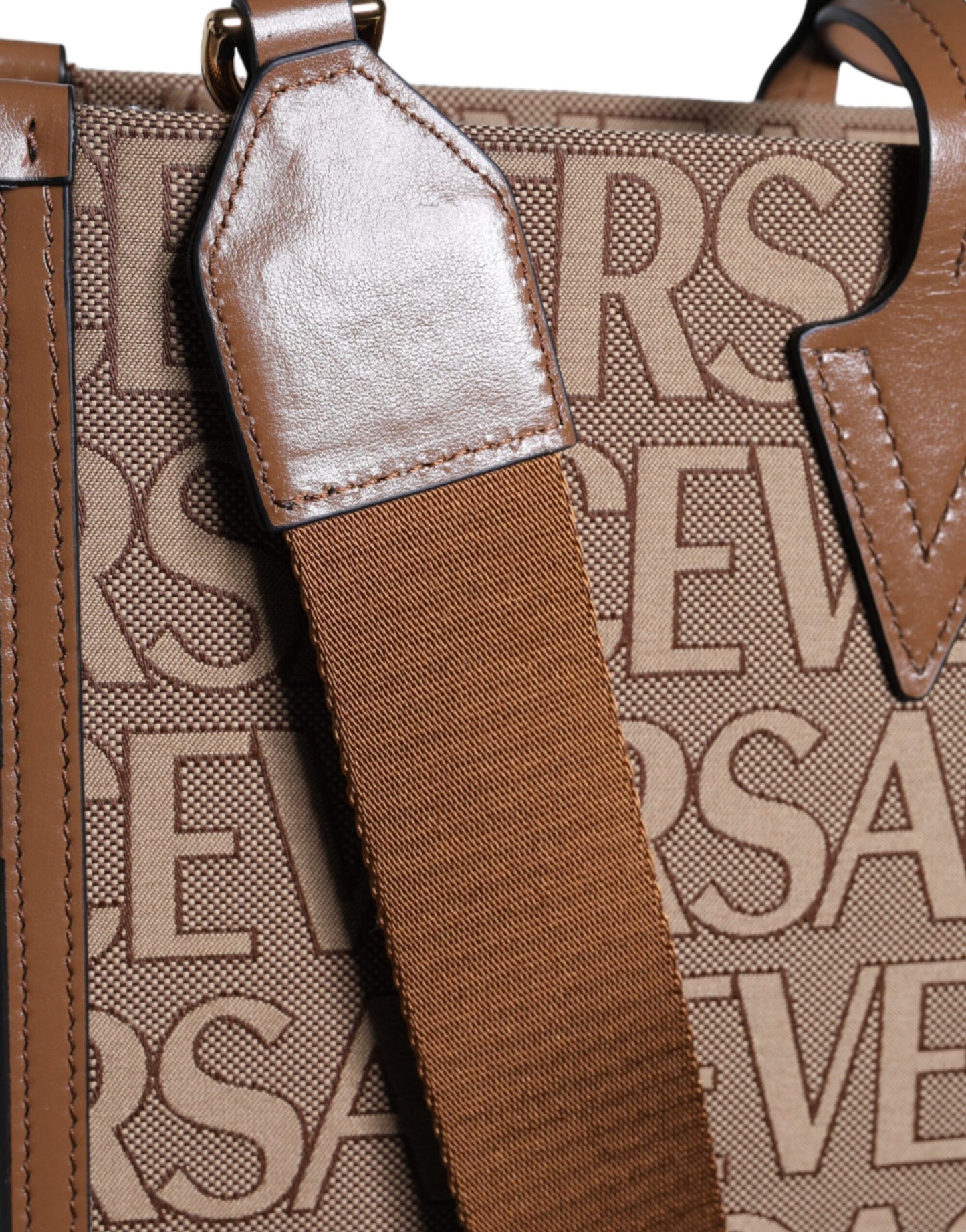 Versace – Braune Umhängetasche aus Jacquard-Leder mit Logo und Henkel