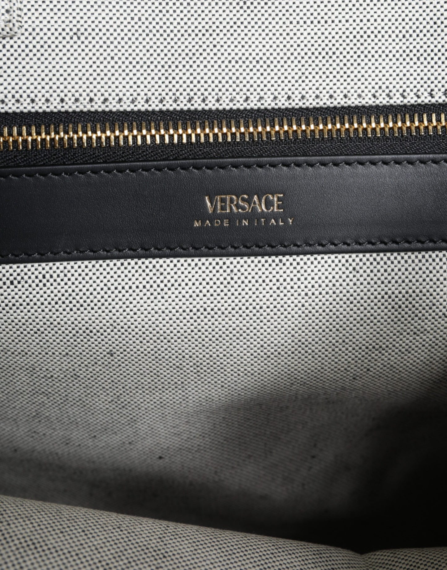 Versace – Weiße Umhängetasche aus Canvas und Leder mit Logo am oberen Griff