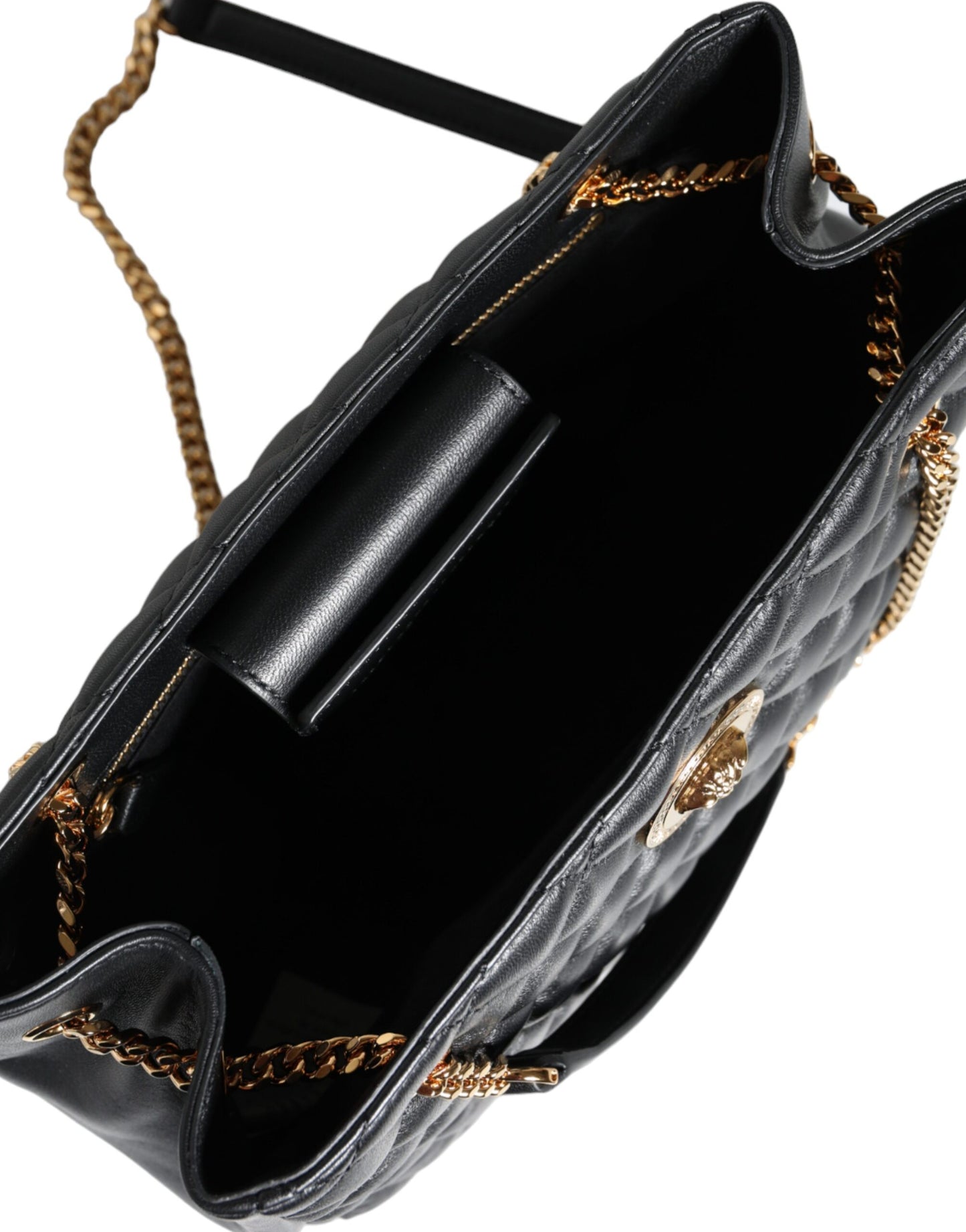 Versace – Schultertasche aus gestepptem Nappaleder mit Kettenriemen in Schwarz